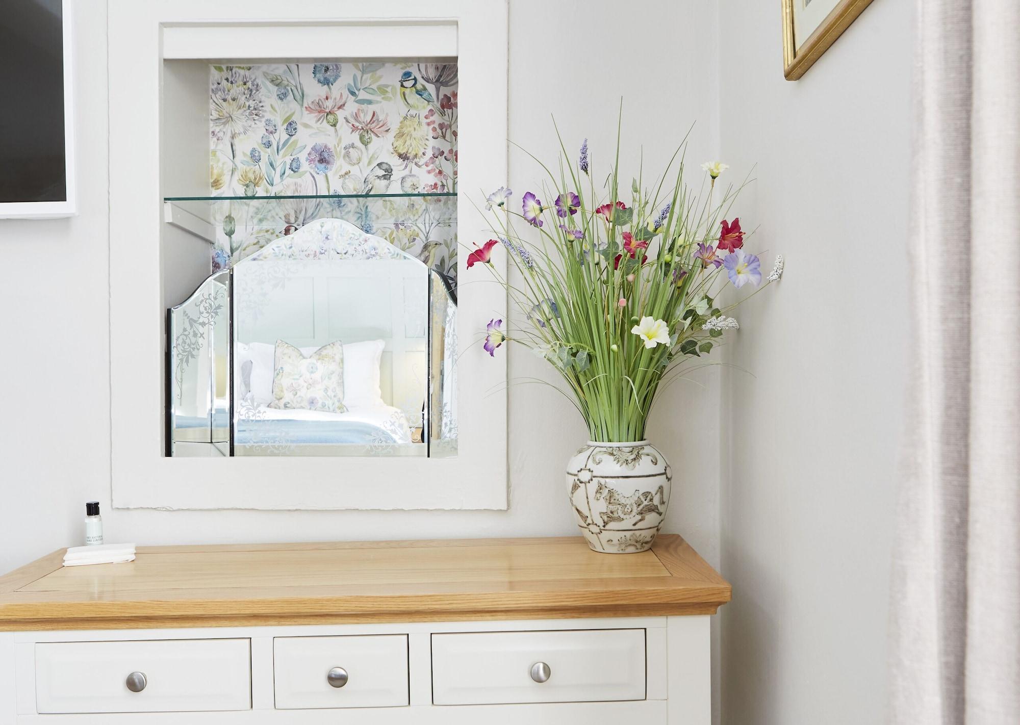 Varios The Old New Inn