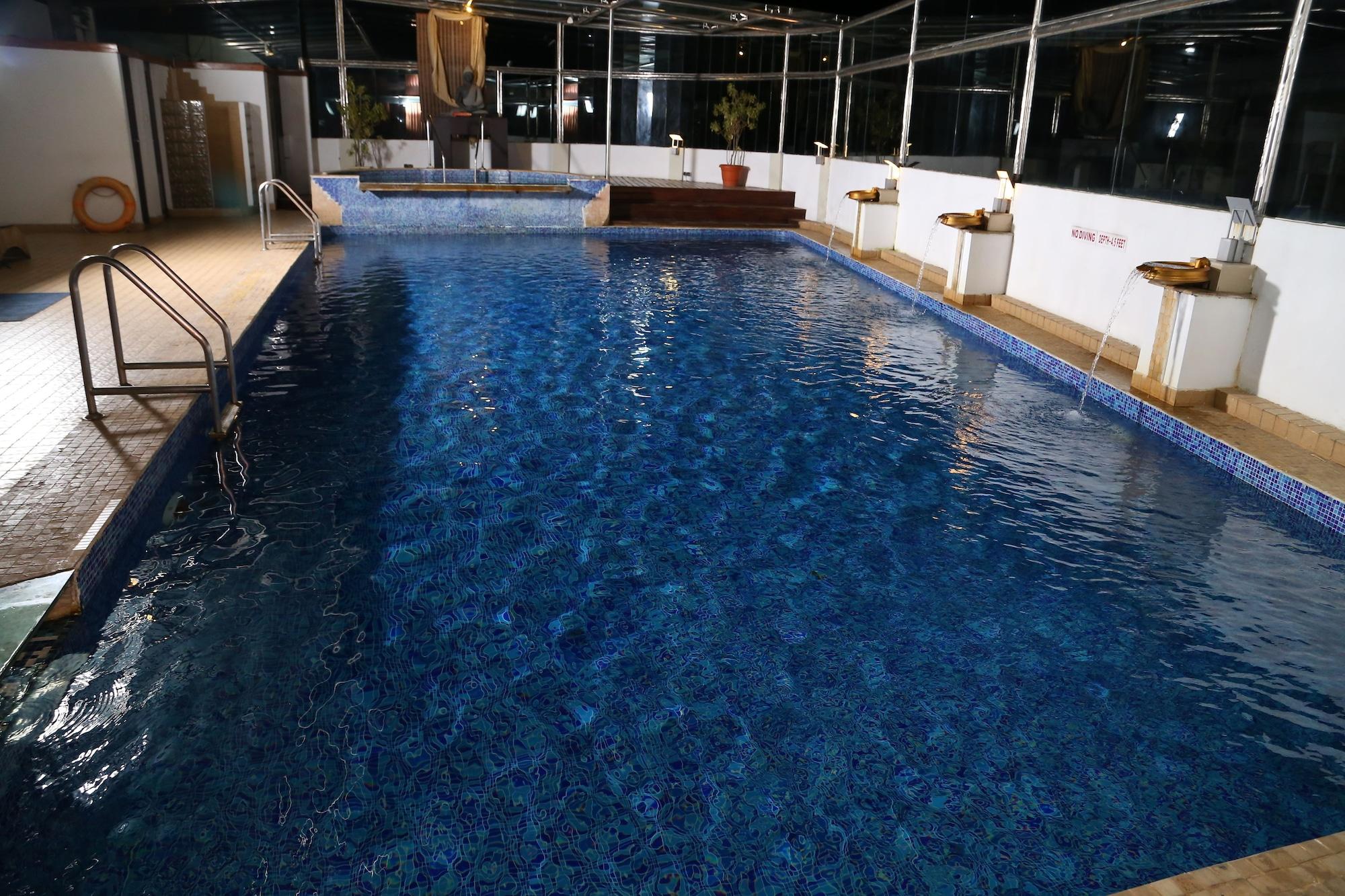Vista Piscina Gokulam Park Hotel & Convention Centre