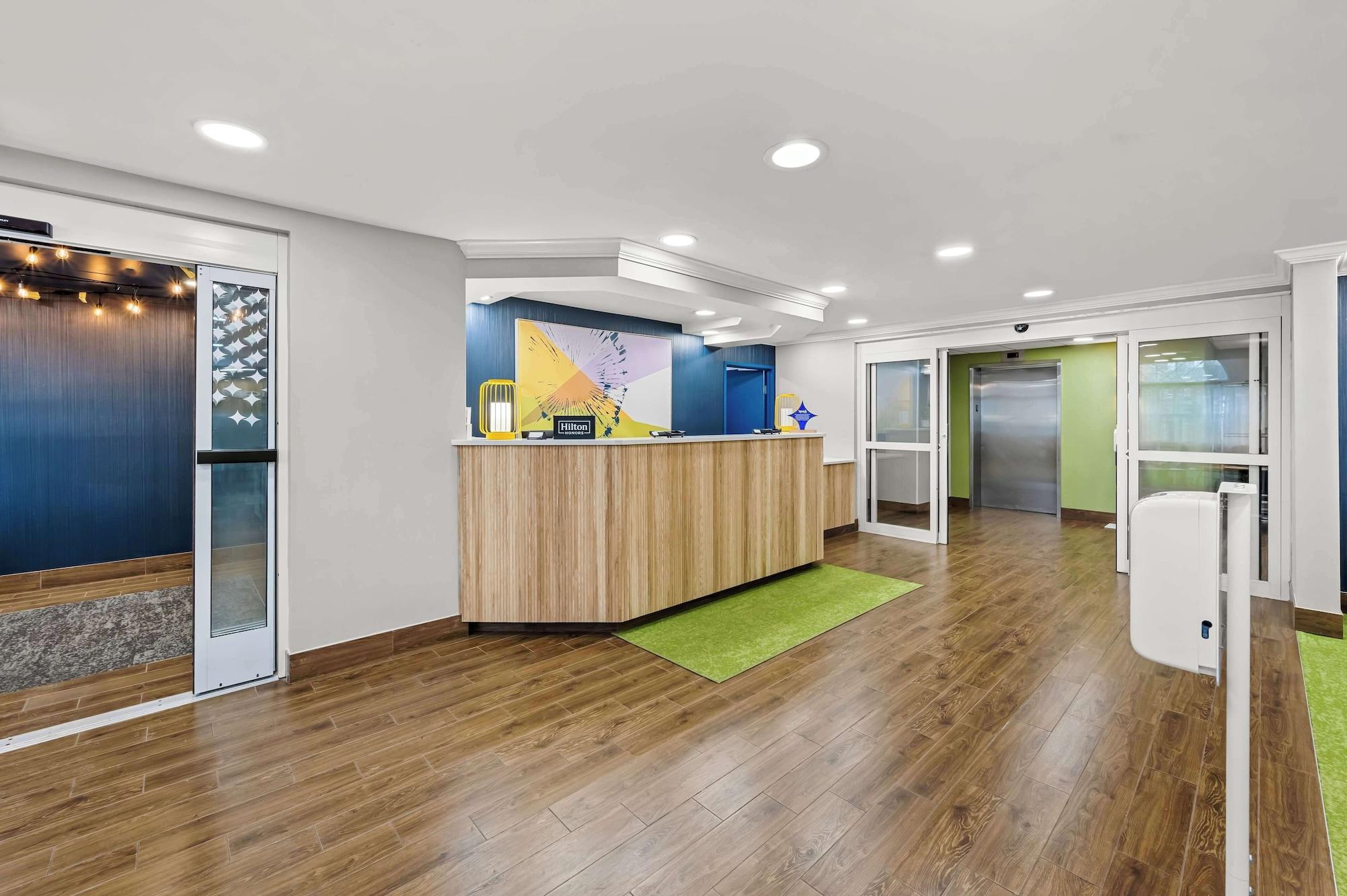 Vista Lobby Spark by Hilton Sterling Dulles Airport