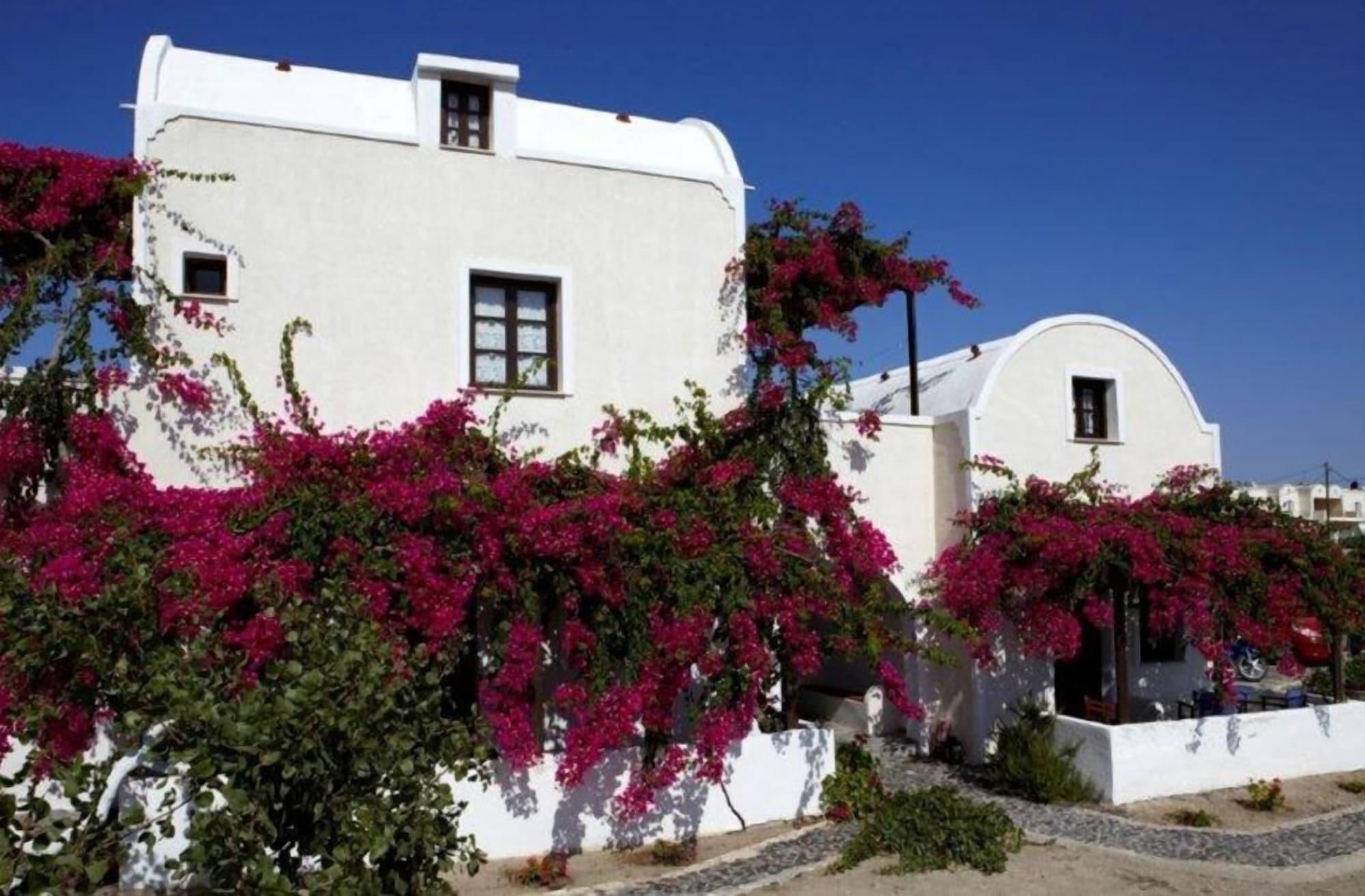 Vista Exterior Anna Traditional Apartments