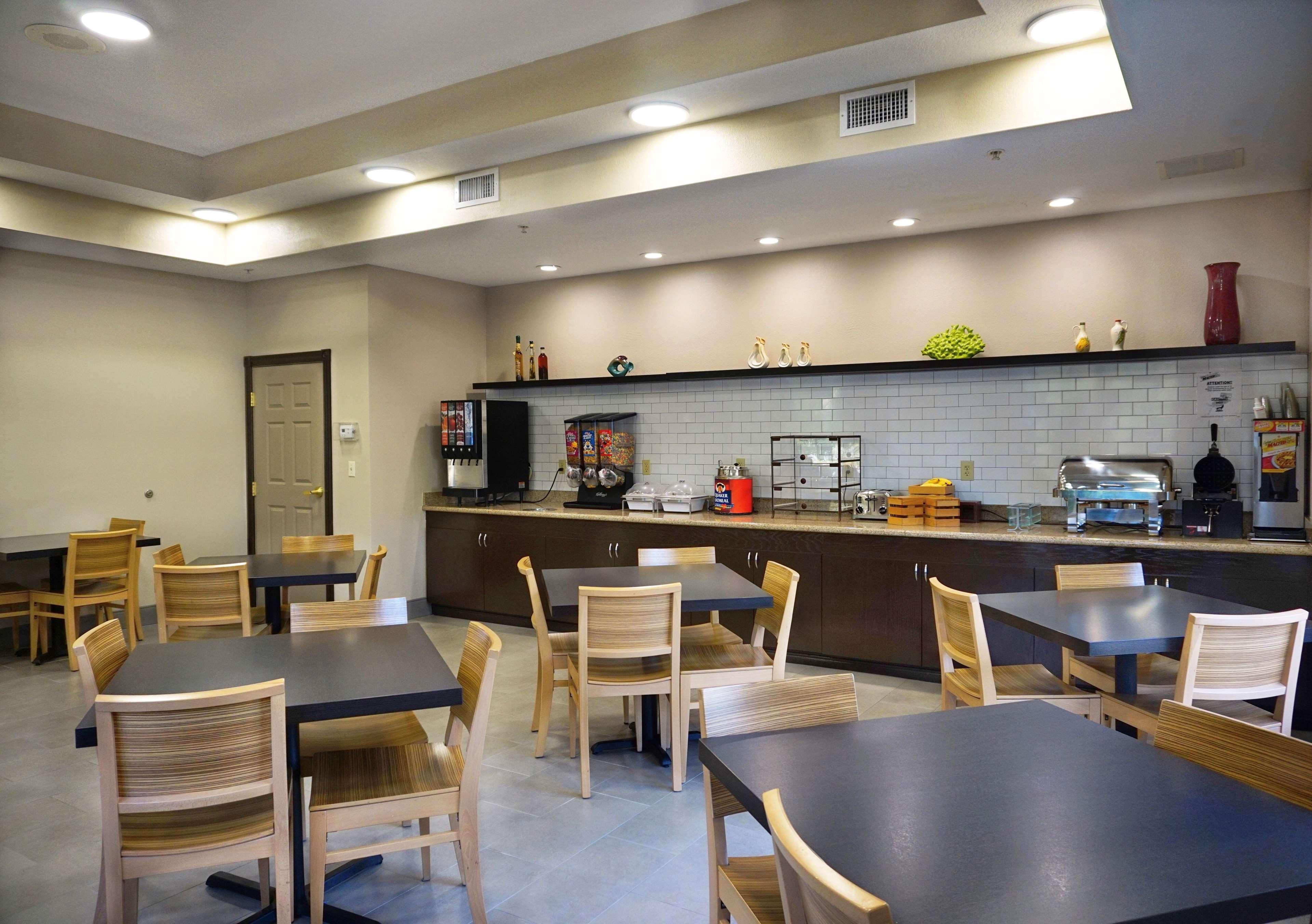 Restaurant Country Inn & Suites by Radisson, Tampa/Brandon, FL