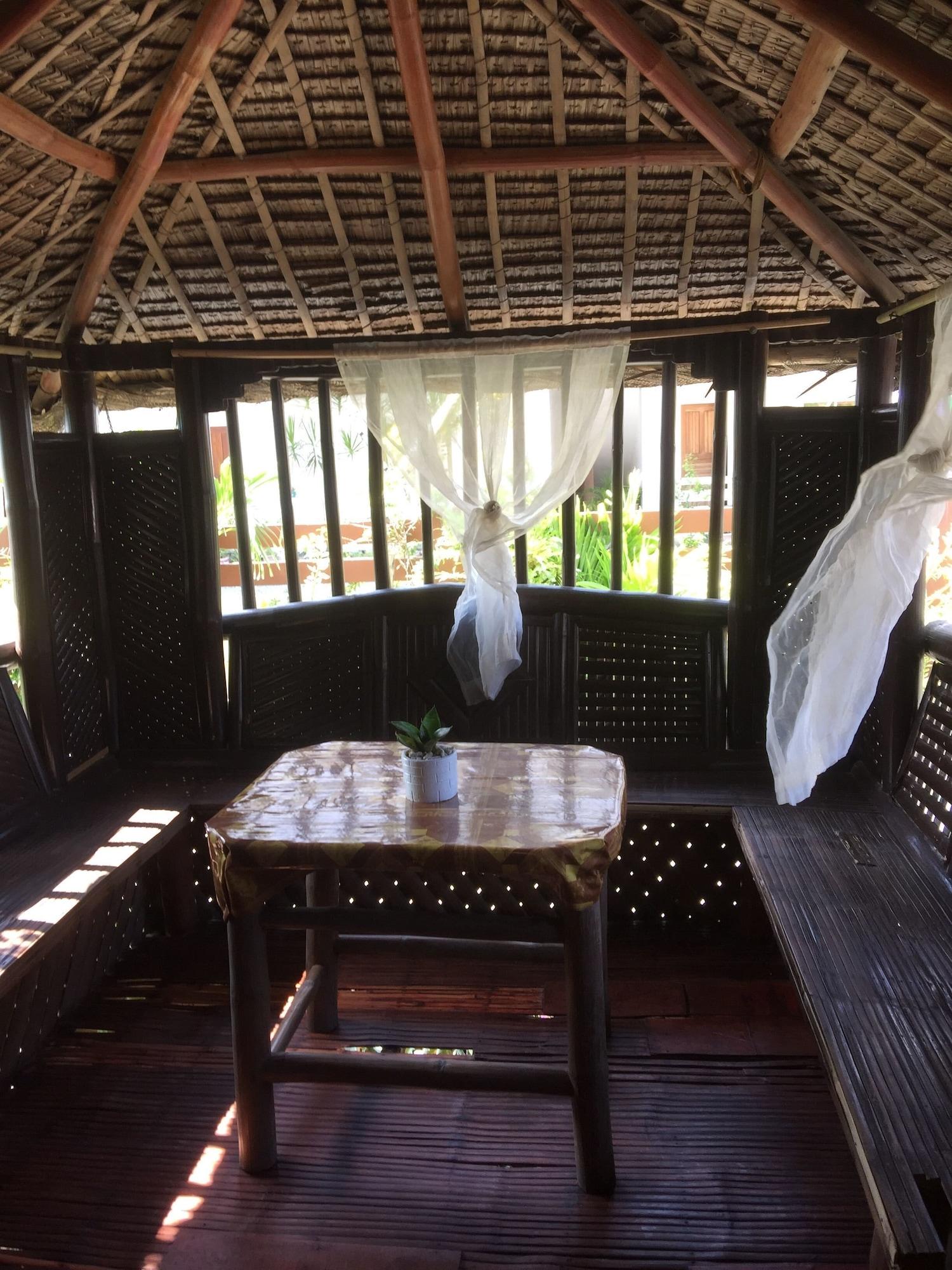 Bar/Salón Nipa Hut Villa by AMCO Extension