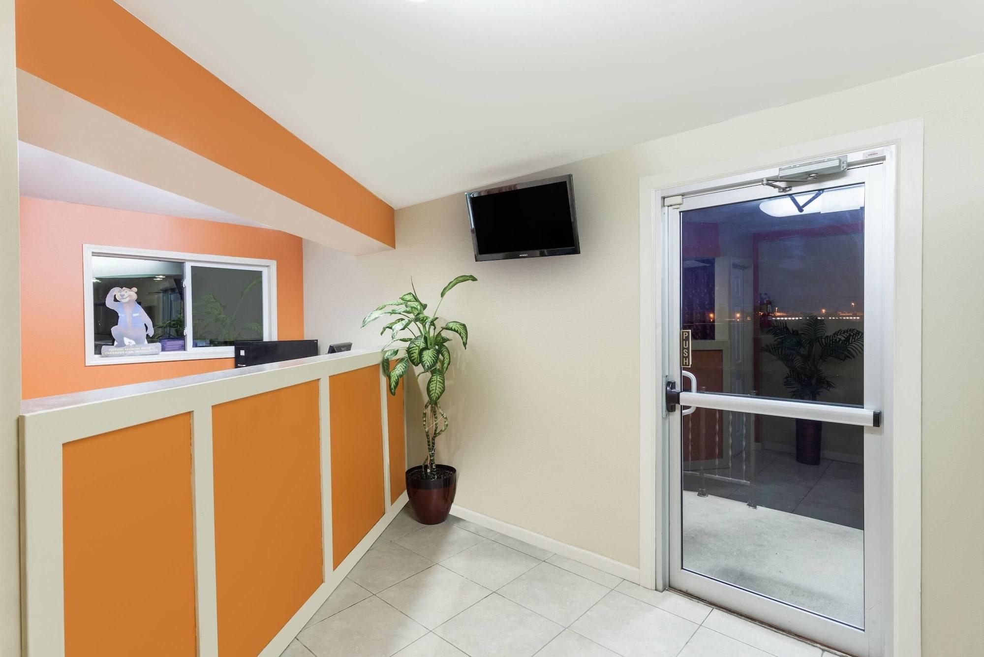 Vista Lobby Travelodge by Wyndham Seymour