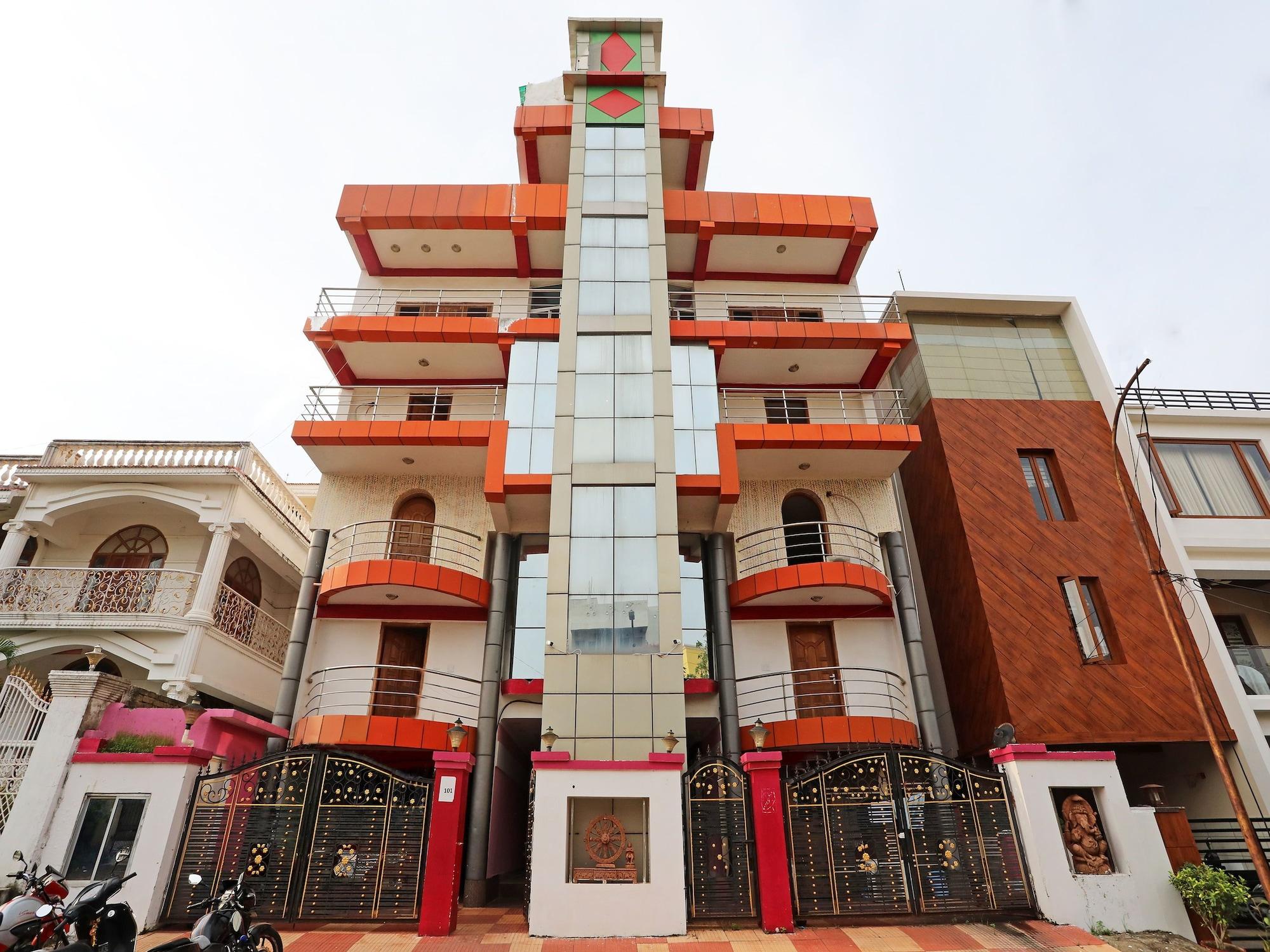 Vista Exterior OYO Flagship 12005 Days Inn