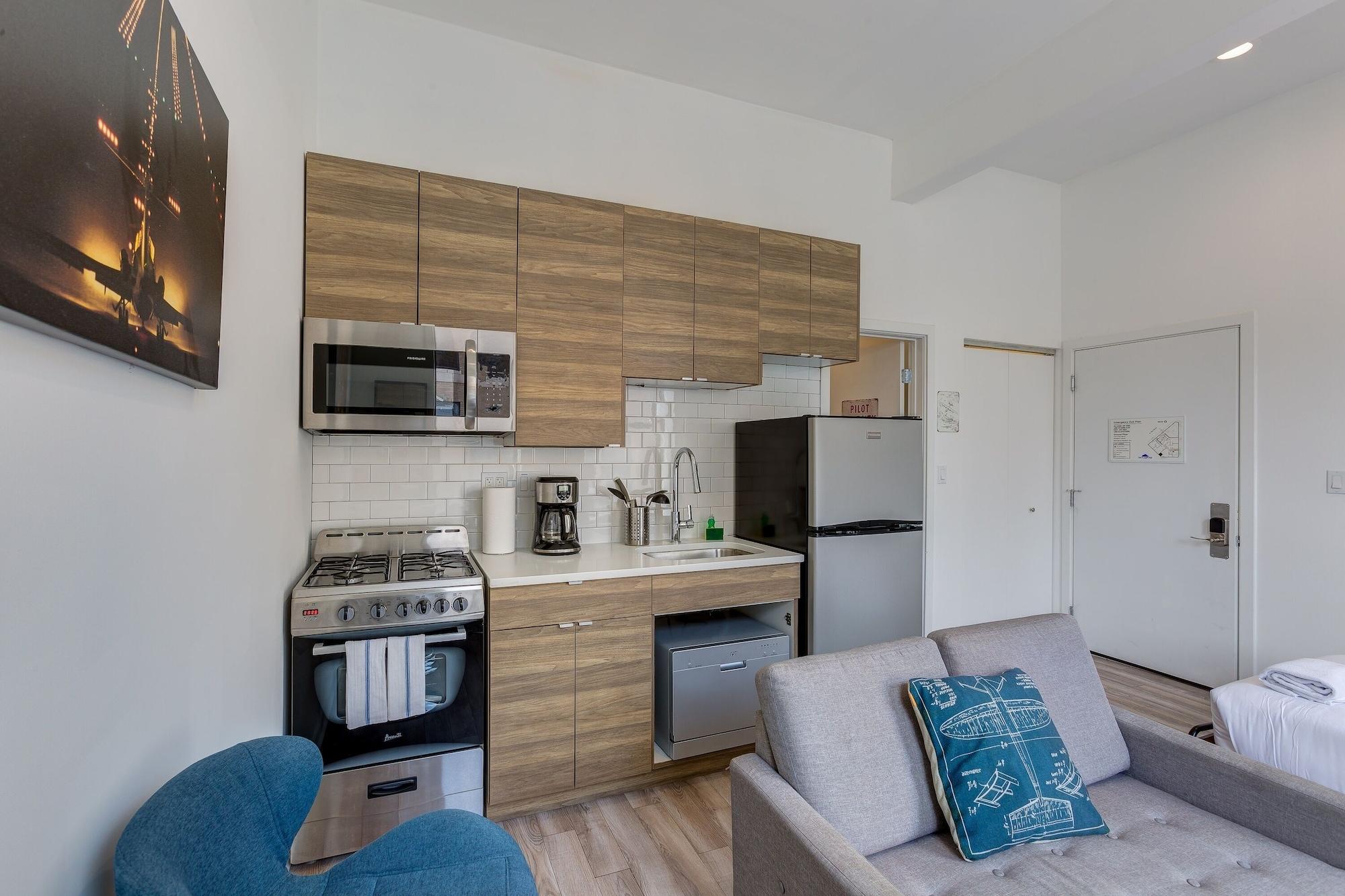 Equipamiento de Habitación Hot Property Near The Hot West Loop - 747 Lofts Cabin 103 by RedAwning