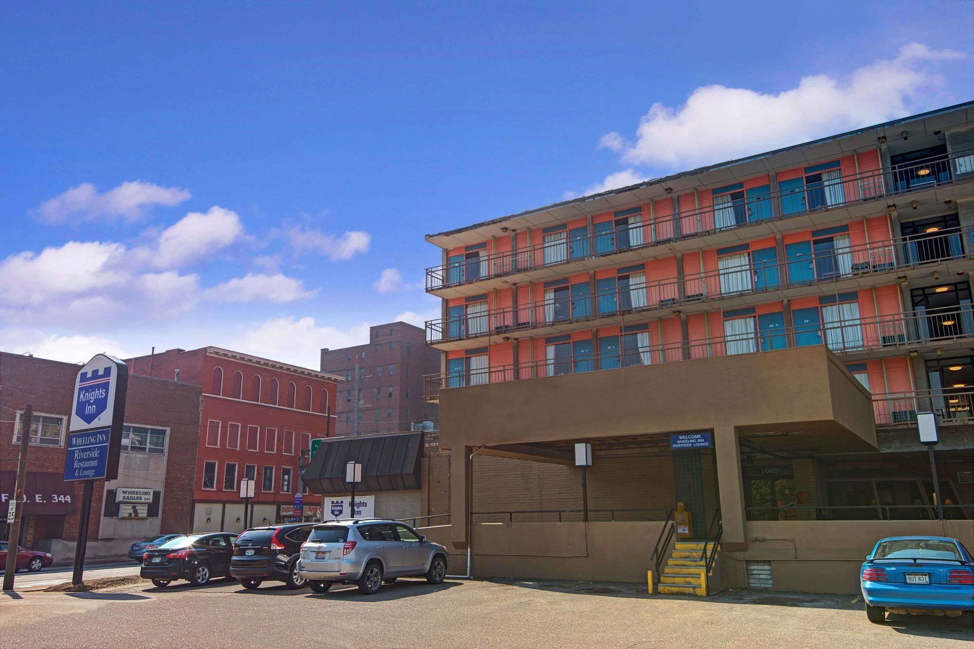 Varios Knights Inn Wheeling
