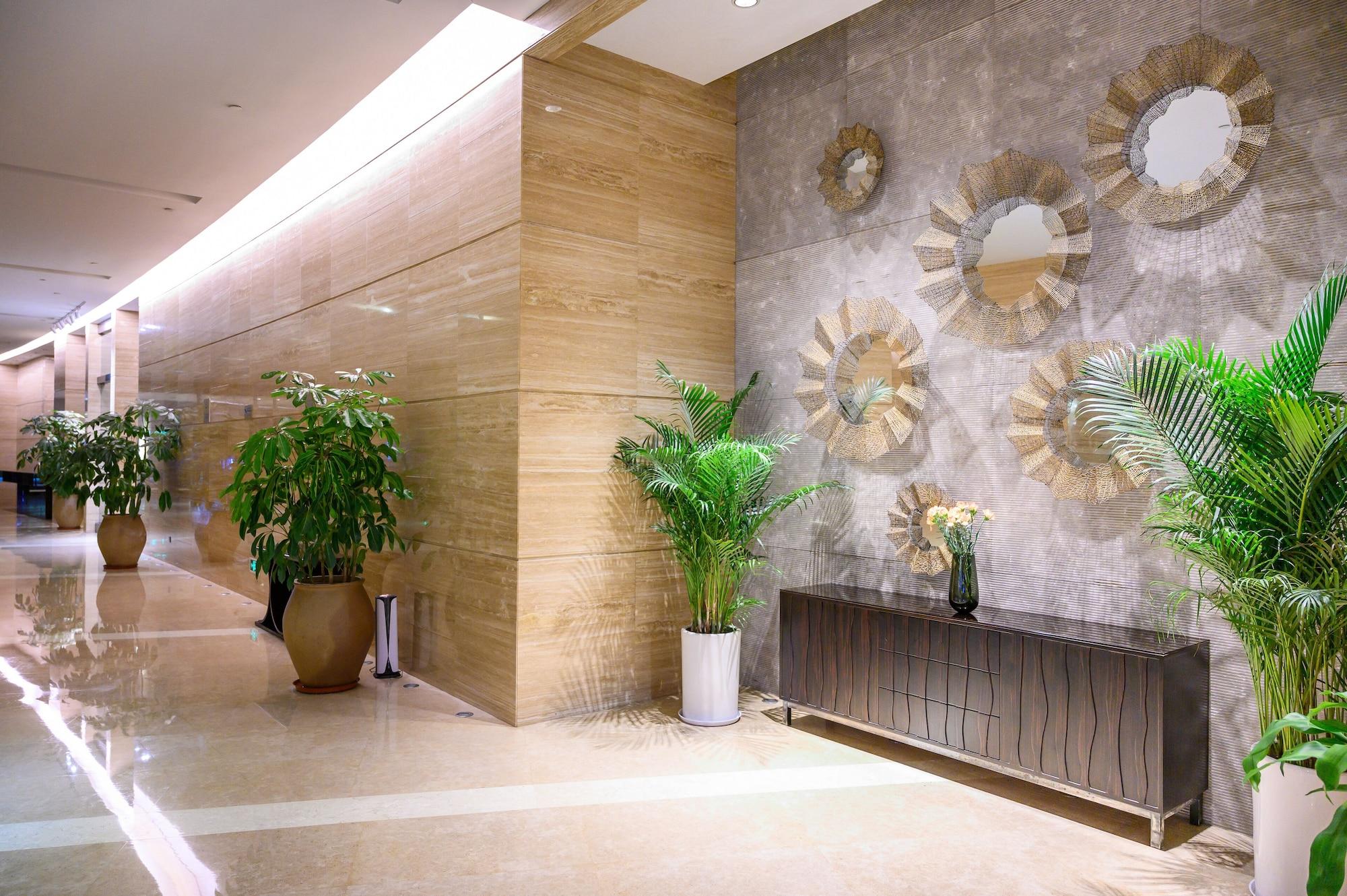 Vista Lobby Crowne Plaza Huizhou by IHG