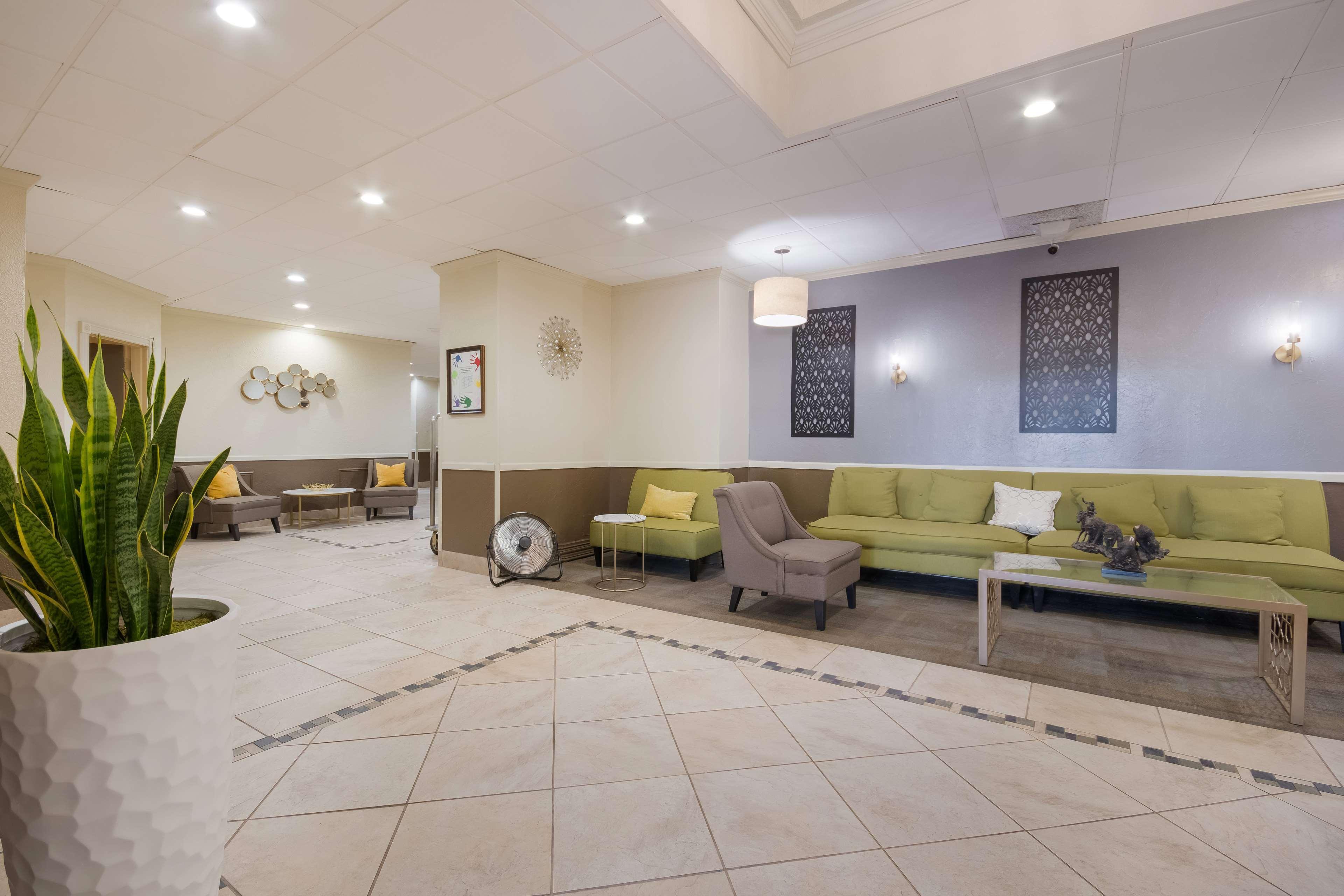 Vista Lobby SureStay Plus by Best Western Lawton