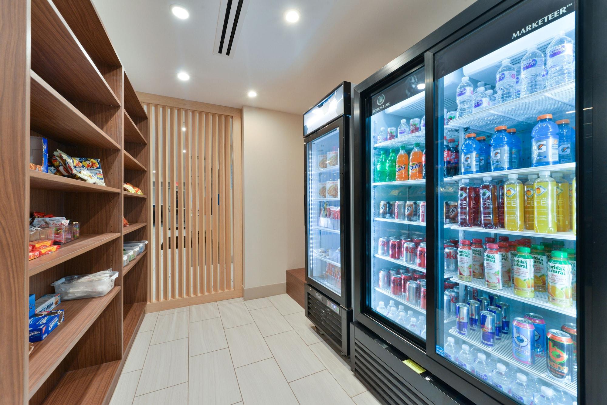 Vista Lobby Holiday Inn Express Orlando – South Park by IHG