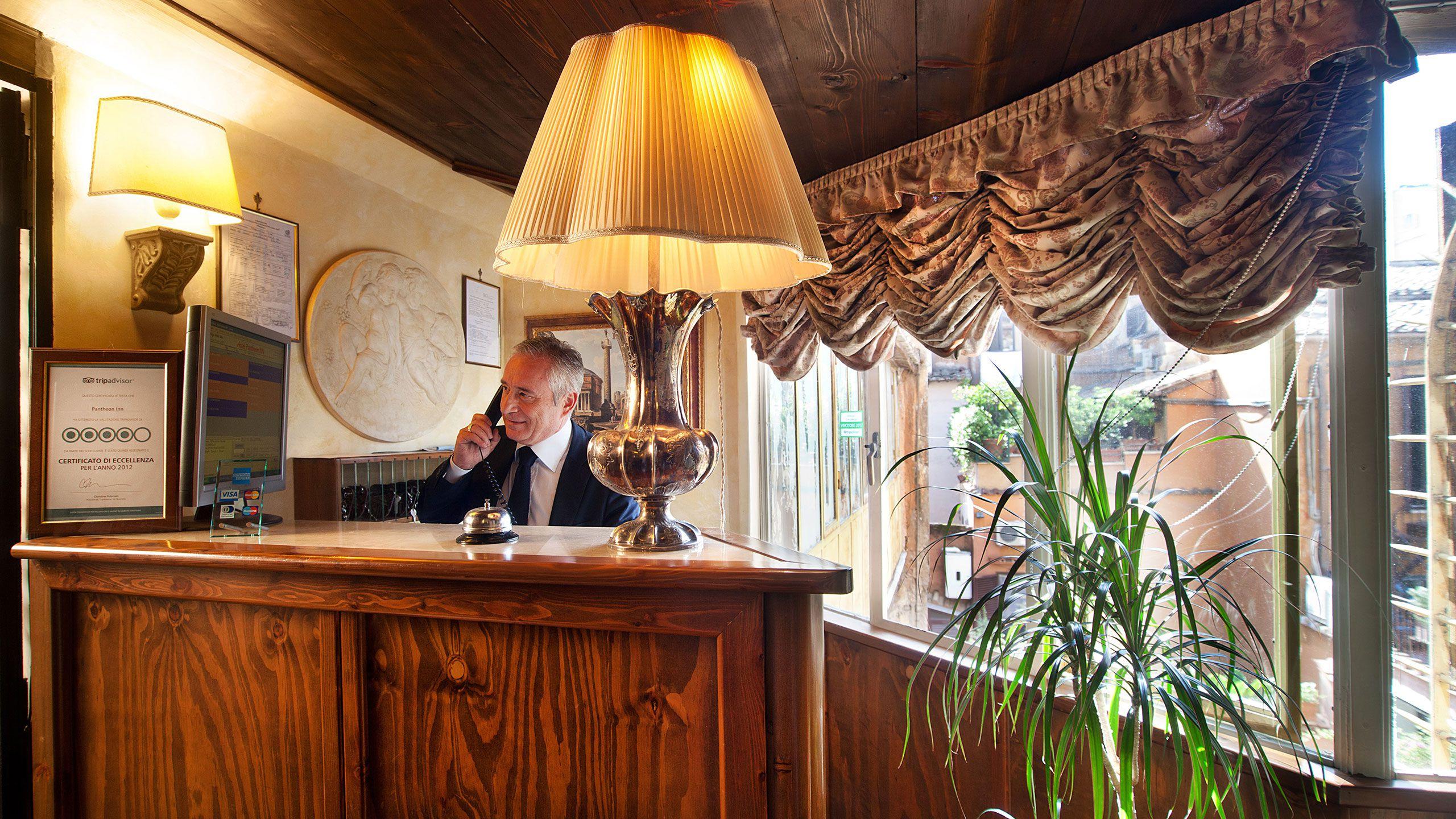 Vista Lobby Pantheon Inn