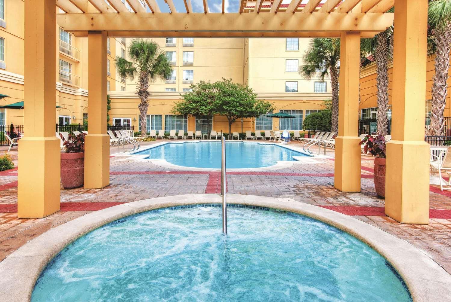 Vista da piscina La Quinta Inn & Suites San Antonio Riverwalk