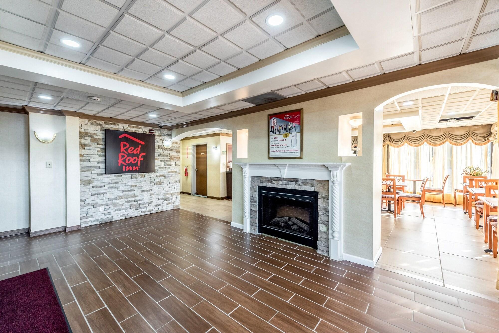 Vista Lobby Red Roof Inn & Suites Clinton, TN