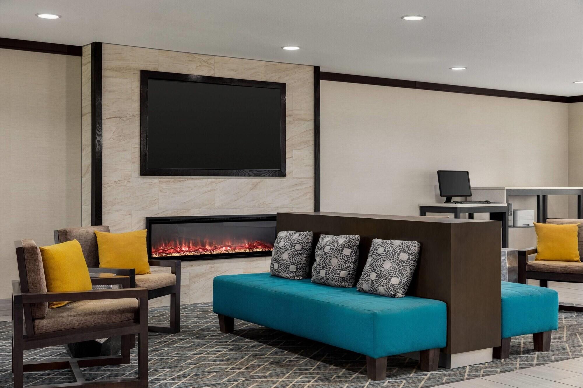 Vista Lobby La Quinta Inn & Suites by Wyndham Peru Starved Rock St Park