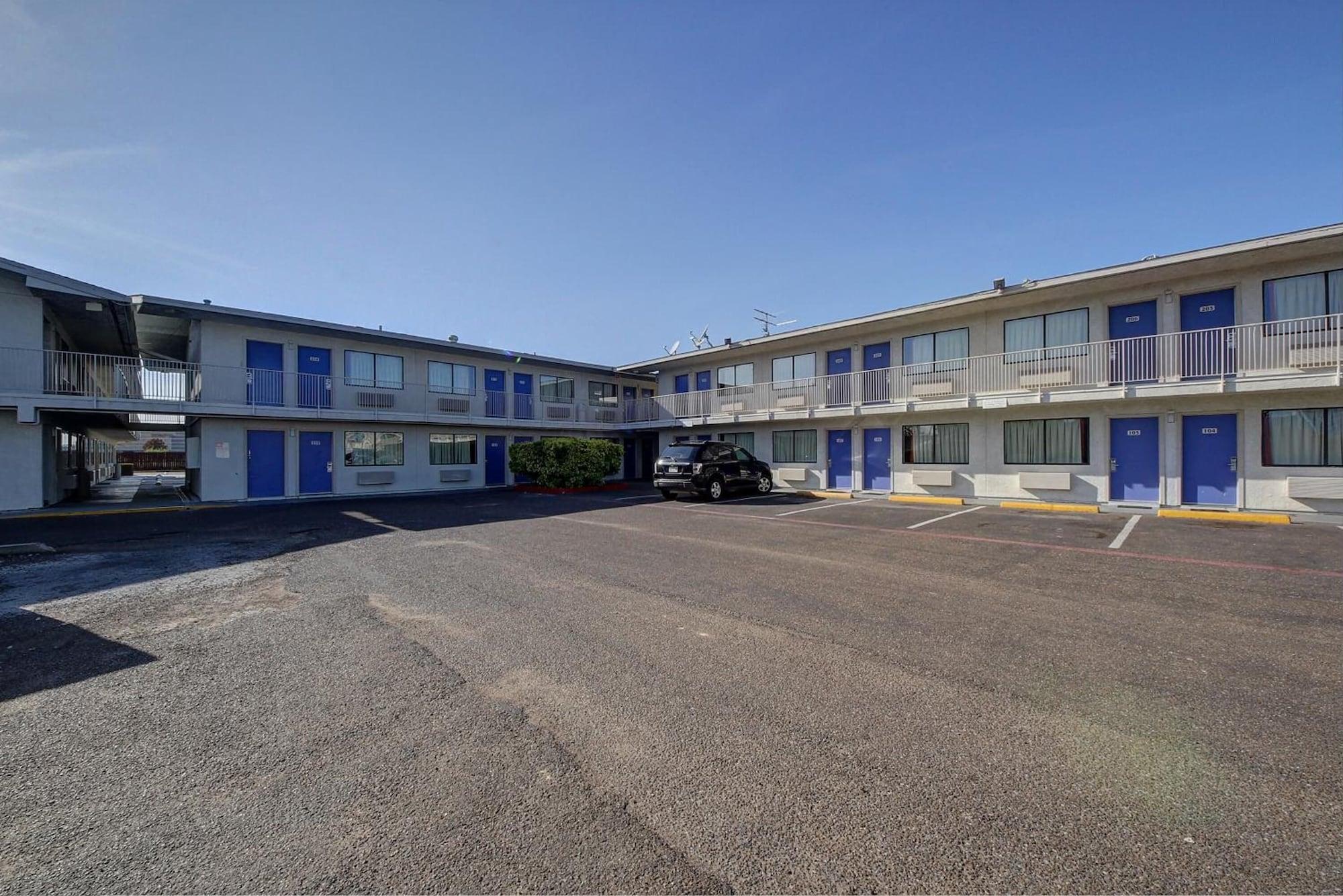 Vista Exterior Motel 6 Laredo, TX - South