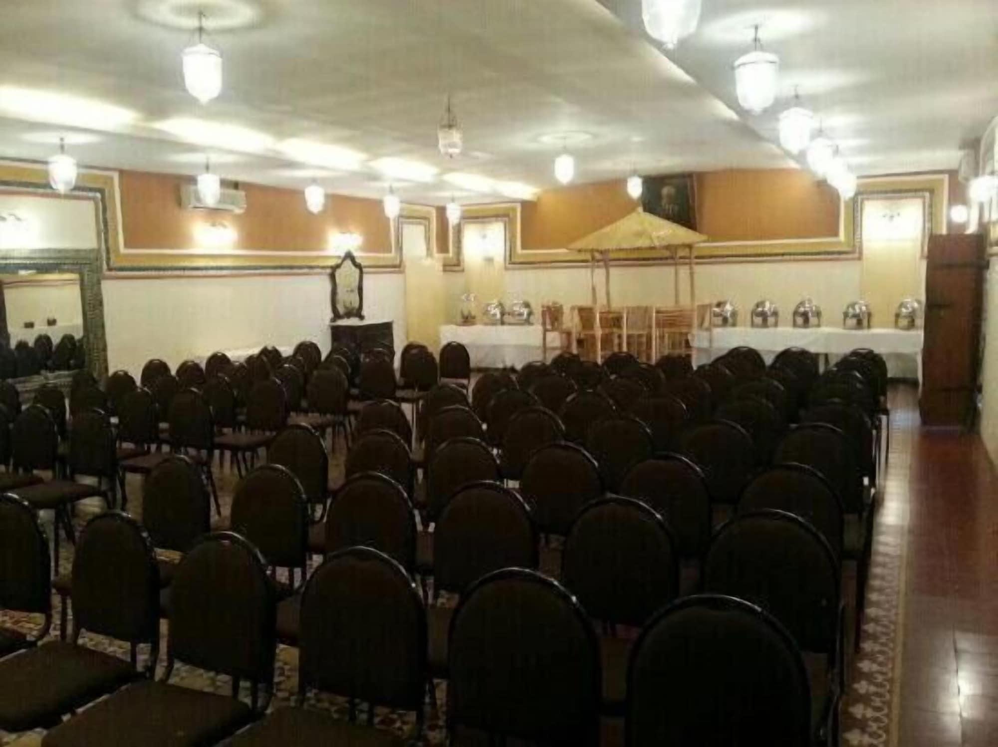 Sala de Reuniones INDeco Hotels Swamimalai, Kumbakonam