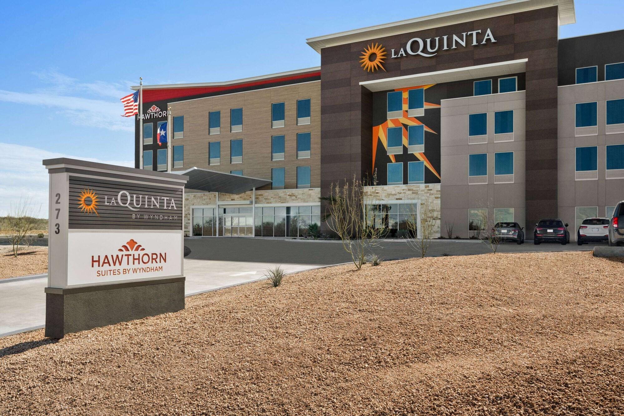 Vista Exterior La Quinta Inn & Suites by Wyndham Del Rio
