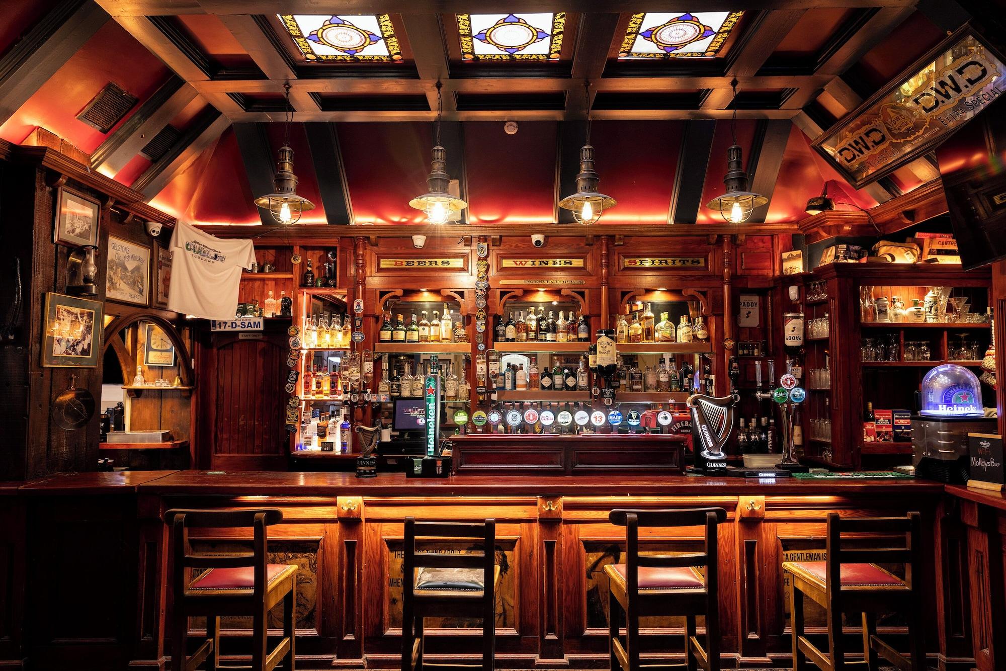 Bar/Salón Molloy's Apartments