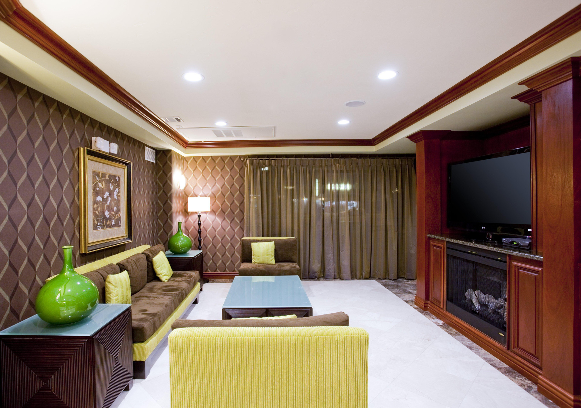 Vista Lobby Holiday Inn Express Hotel & Suites Woodland Hills by IHG