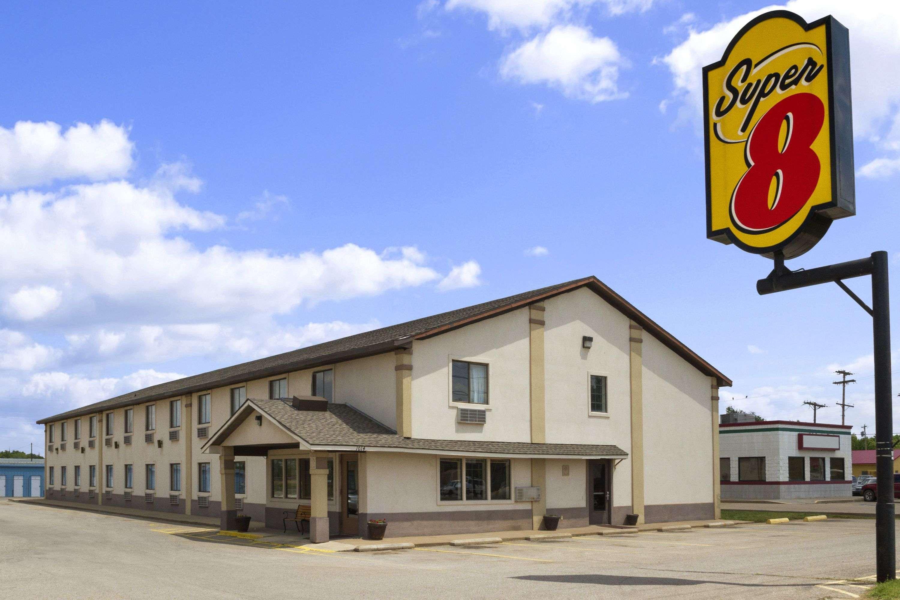 Vista Exterior Super 8 by Wyndham Blackwell