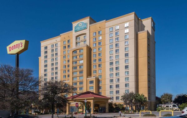La Quinta Inn & Suites by Wyndham San Antonio Riverwalk