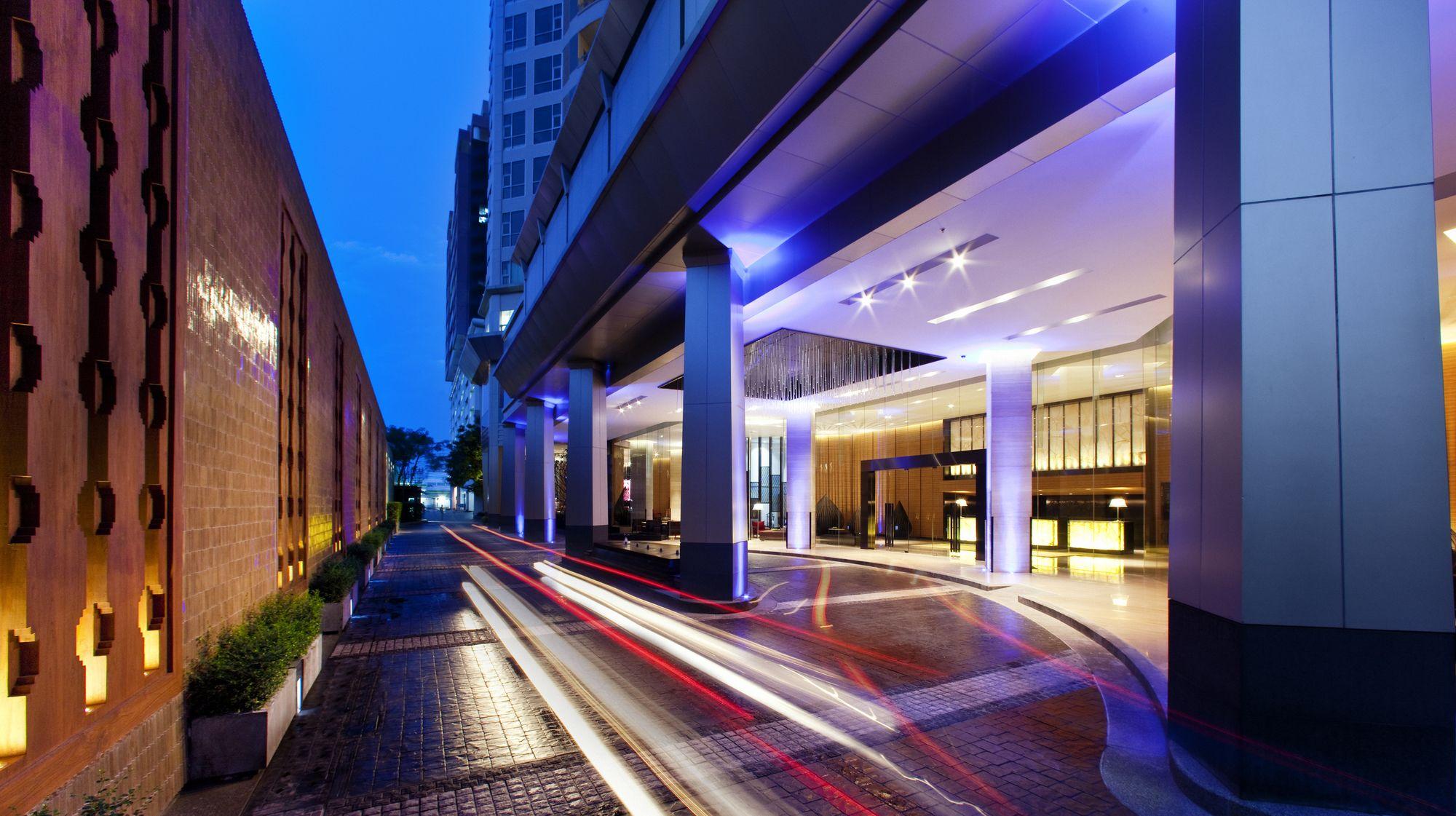 Vista da fachada Anantara Sathorn Bangkok Hotel