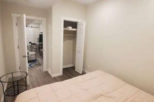 Renta temporal - Two bedroom basement suit, street parking.