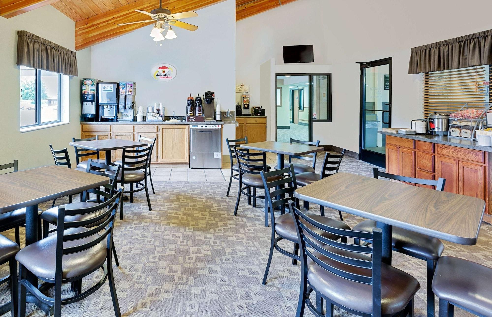 Restaurant Super 8 by Wyndham St. James