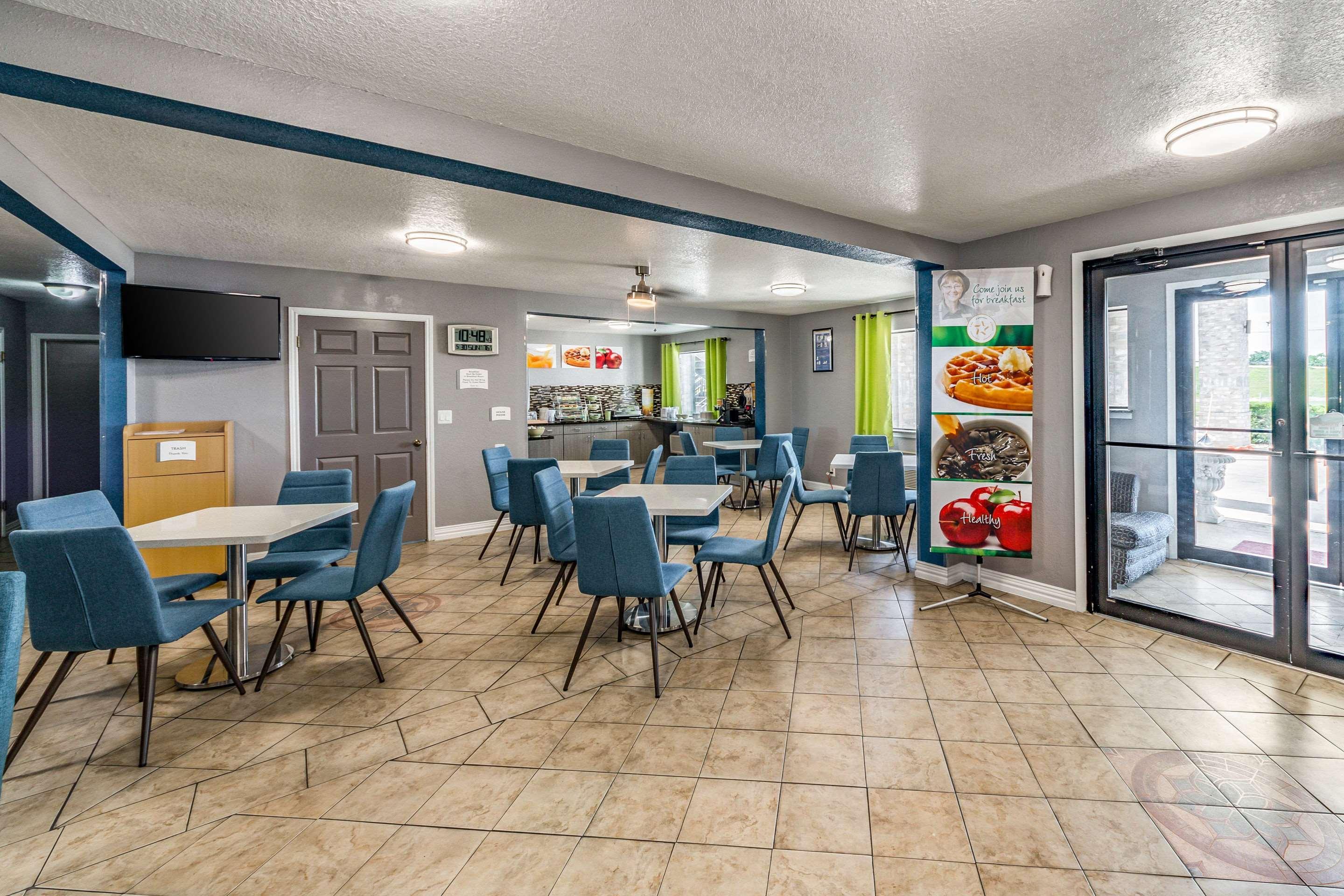 Restaurant Quality Inn I-10 East near Frost Bank Center