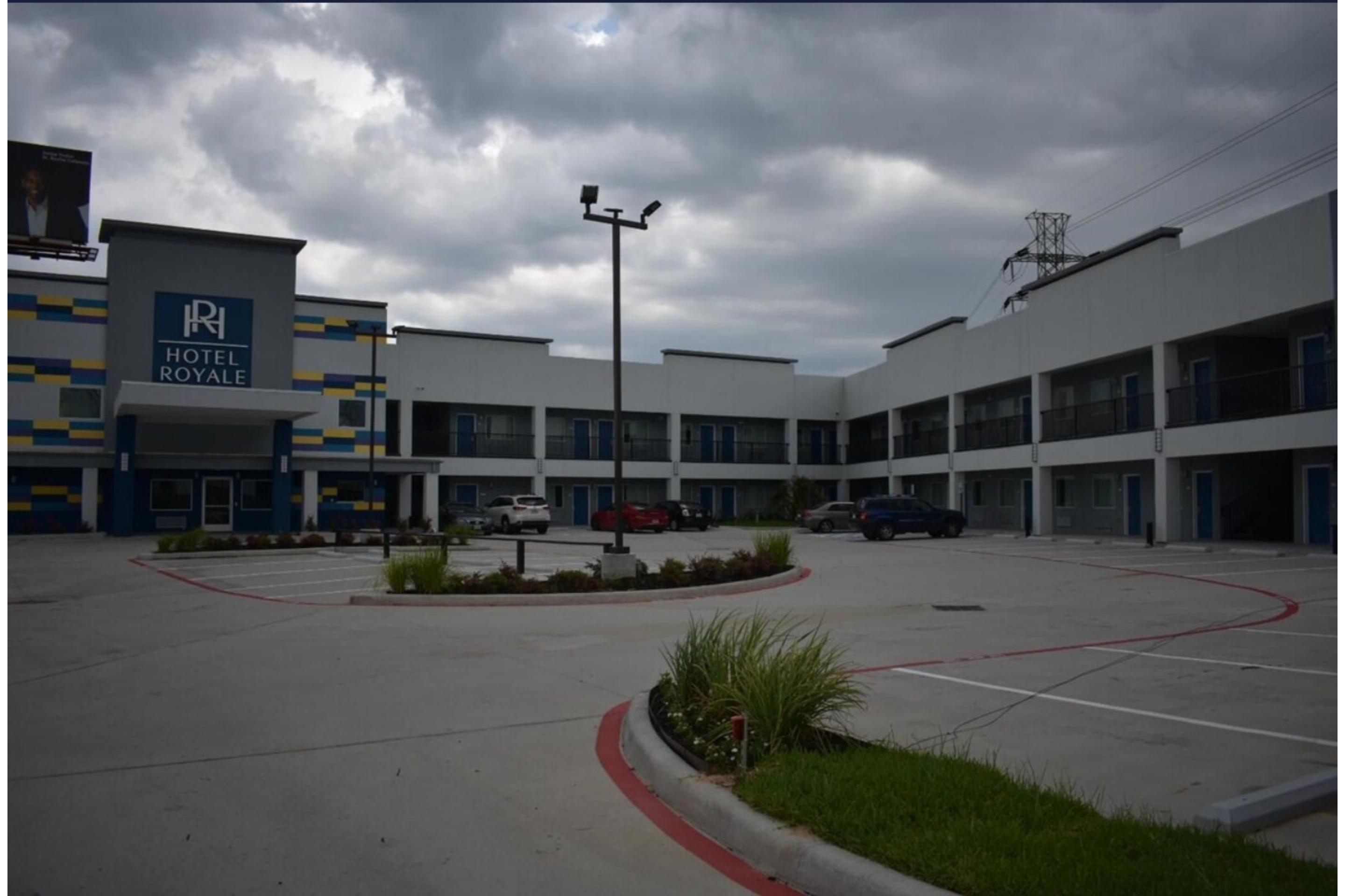 Vista Exterior Hotel Royale IAH Airport North Houston I-45