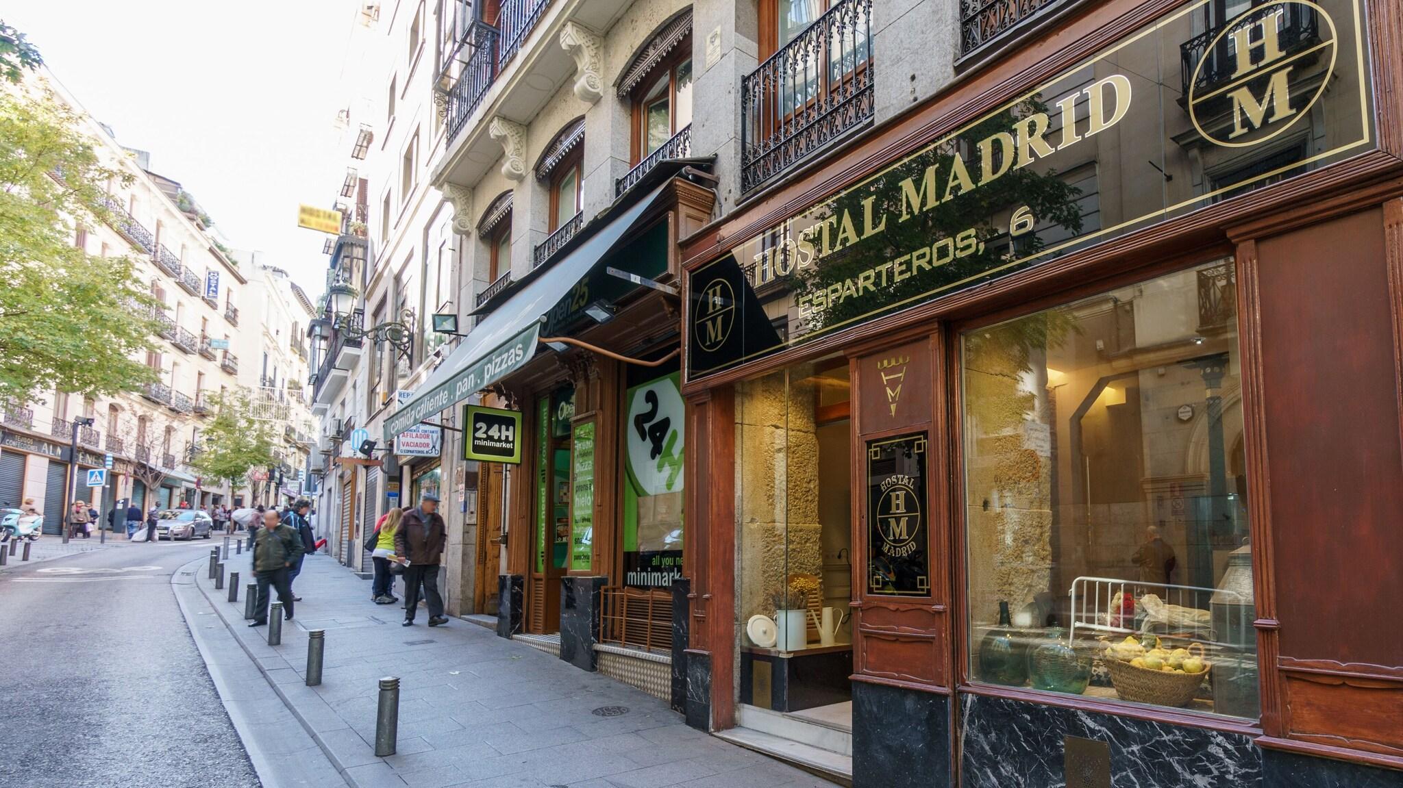 Vista Exterior Hostal Madrid