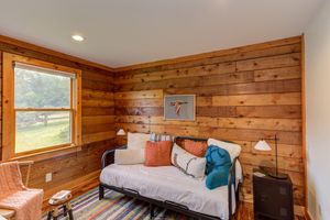 Alquiler Vacacional - Two Stunning Lakefront Cabins w/ Hot Tubs on 25 Acre Nature Retreat