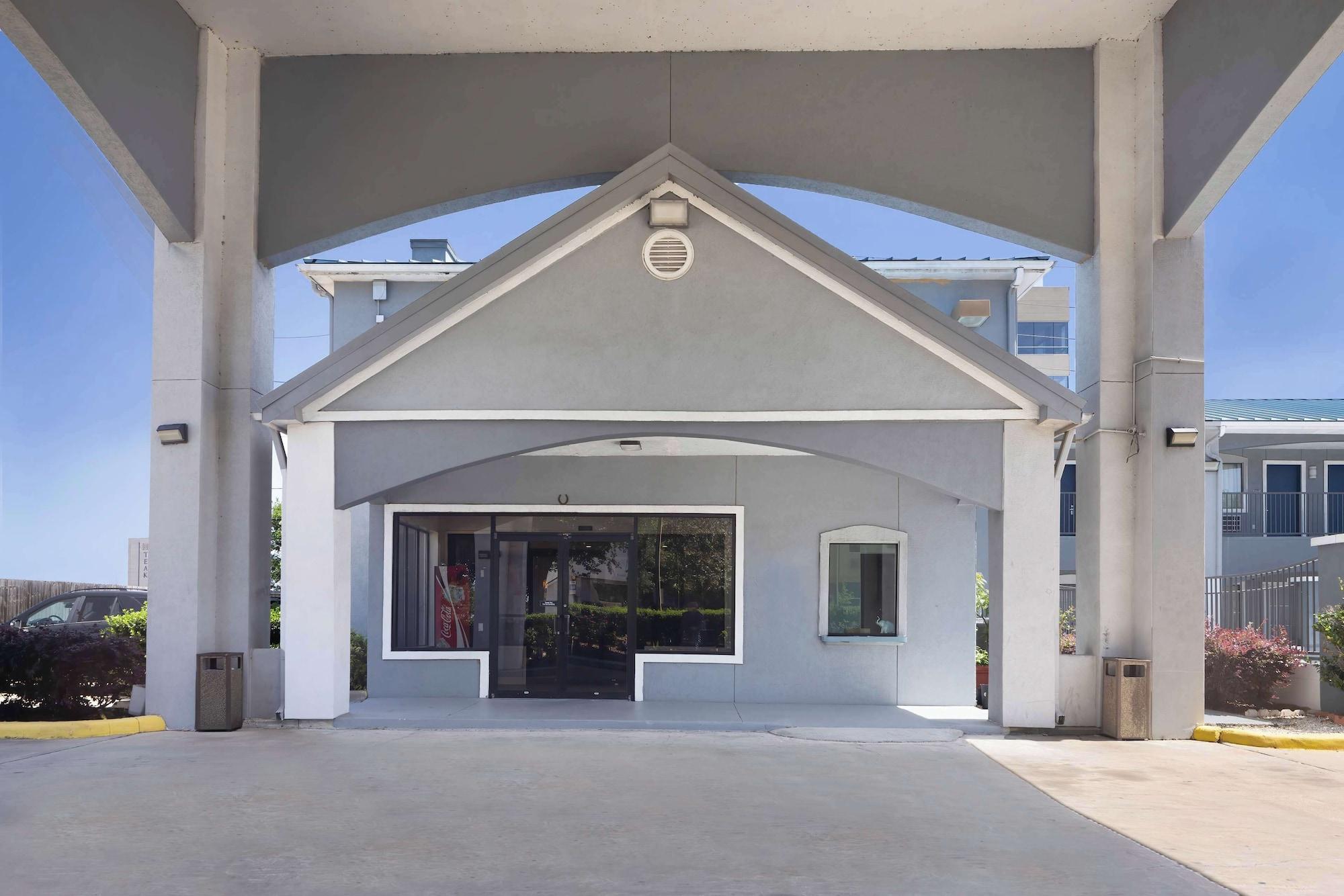 Vista Exterior Motel 6 Houston, TX - I-10 West