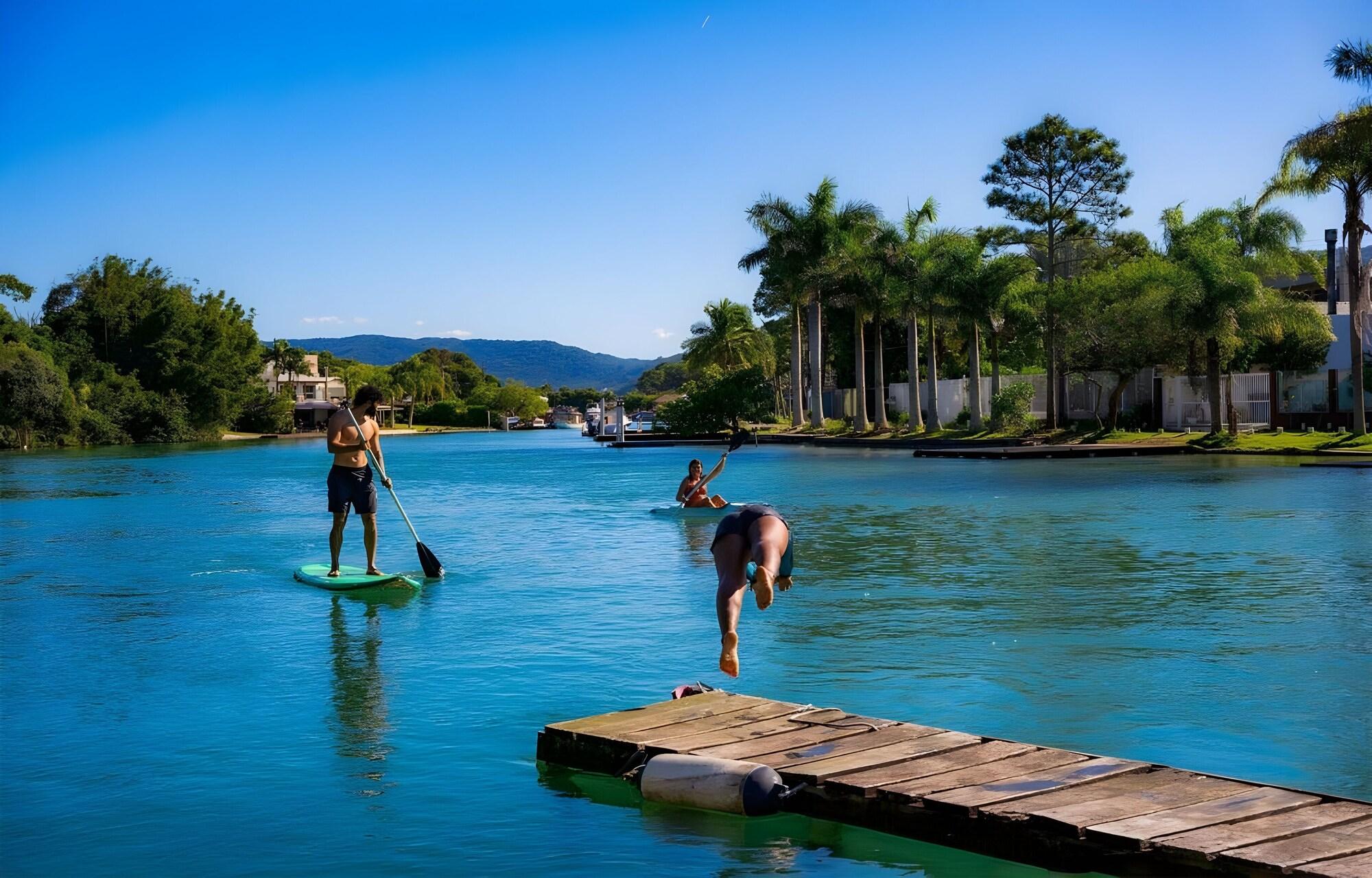 Varios Nomades Riverside - Adventure Hostels & Coworking