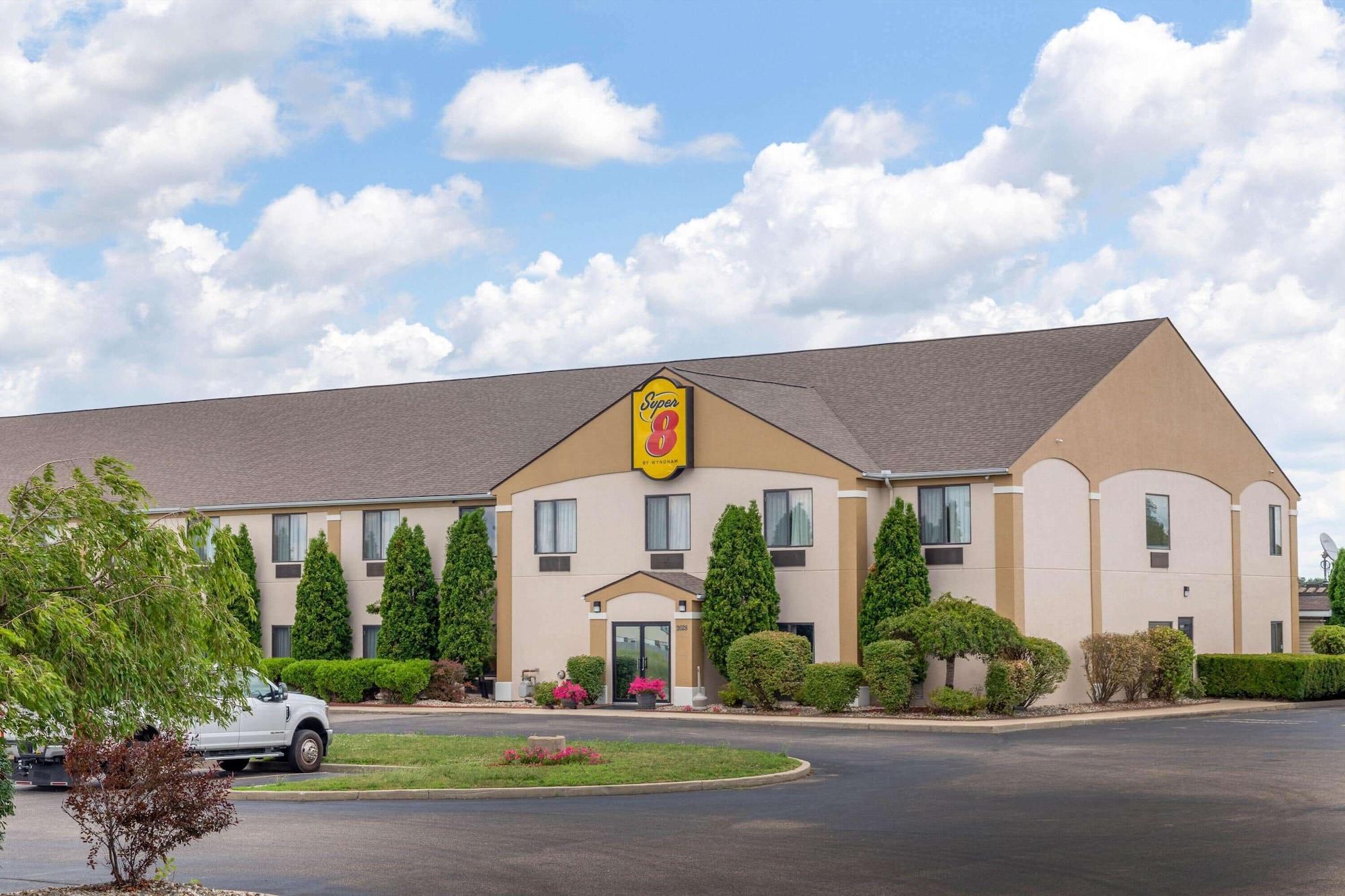 Vista Exterior Super 8 by Wyndham Goshen