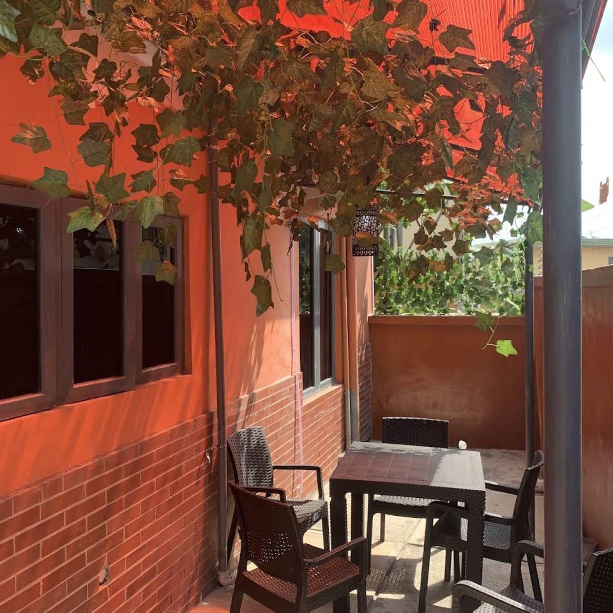 Vista Lobby Old English Torf Apartment