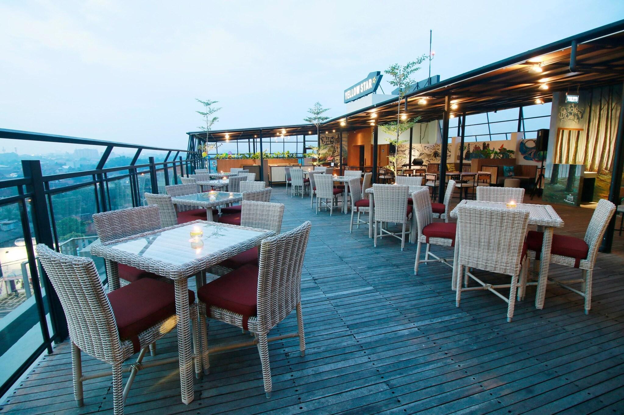 Vista Exterior Yellow Star Ambarukmo Hotel