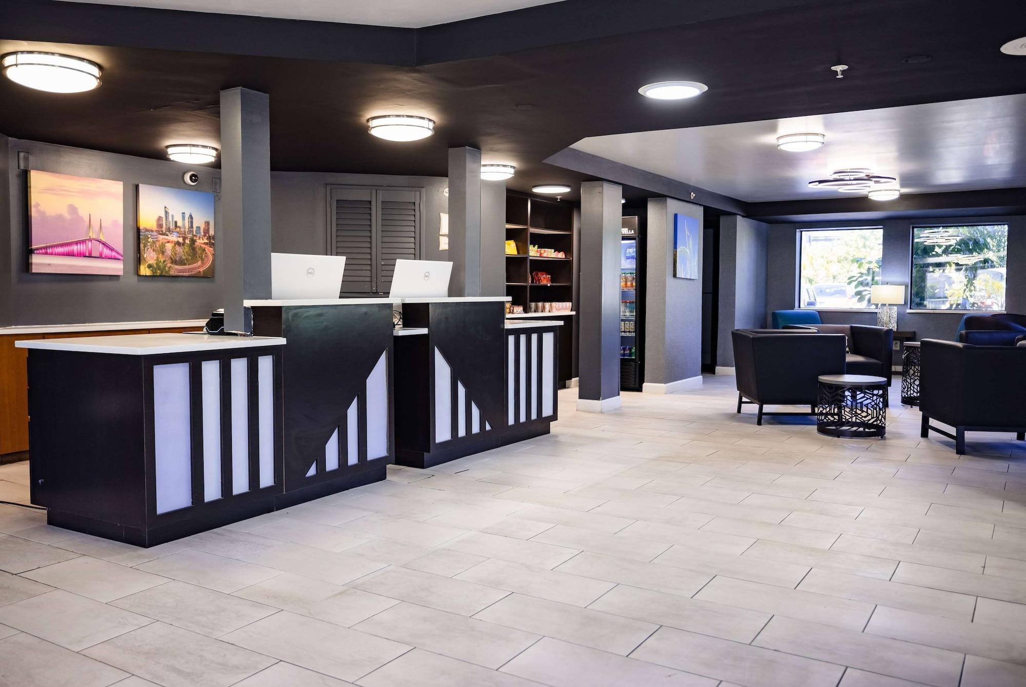 Vista Lobby La Quinta Inn by Wyndham Tampa Near Busch Gardens
