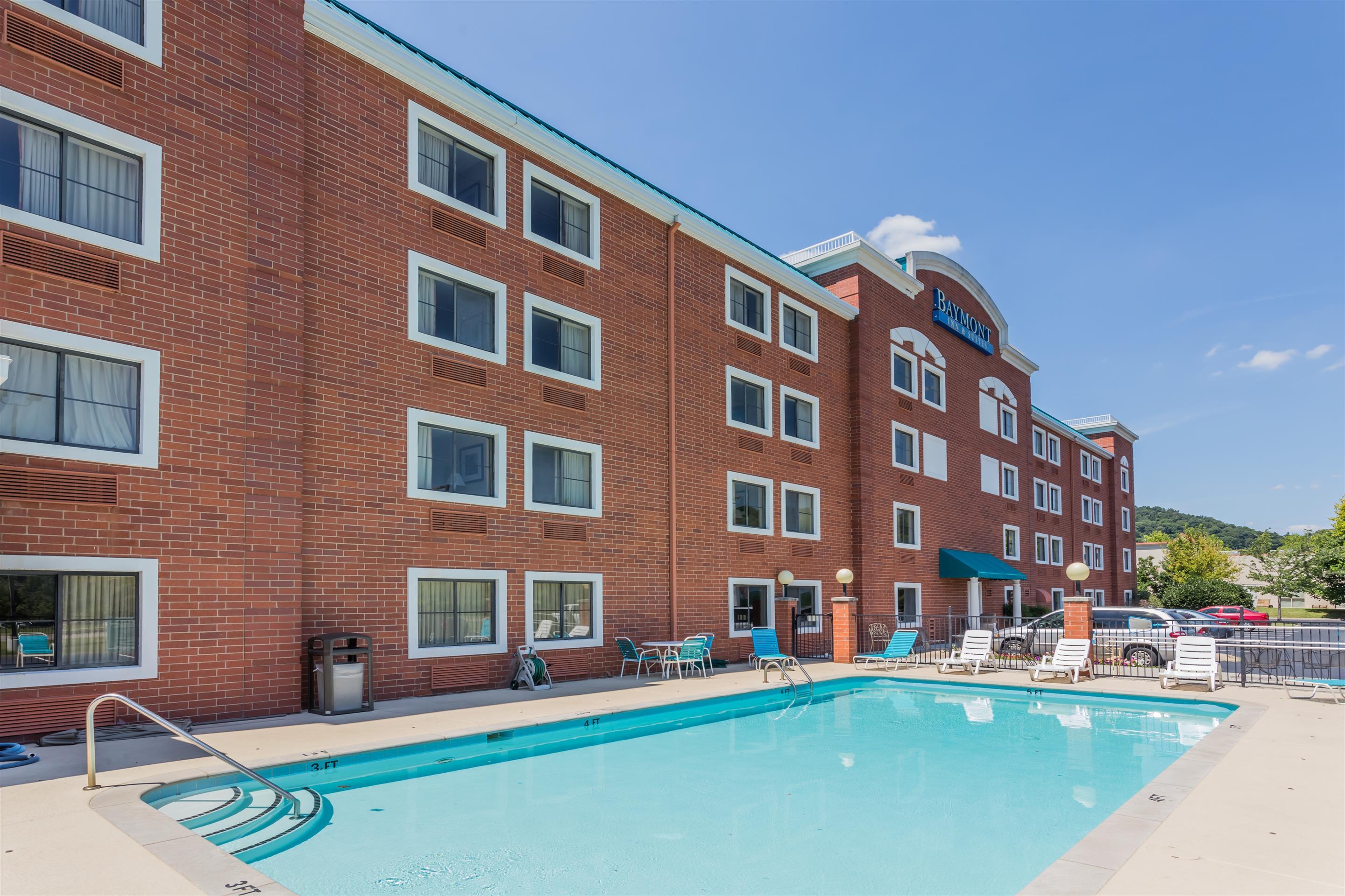 Vista da piscina Baymont Inn & Suites Nashville/Brentwood