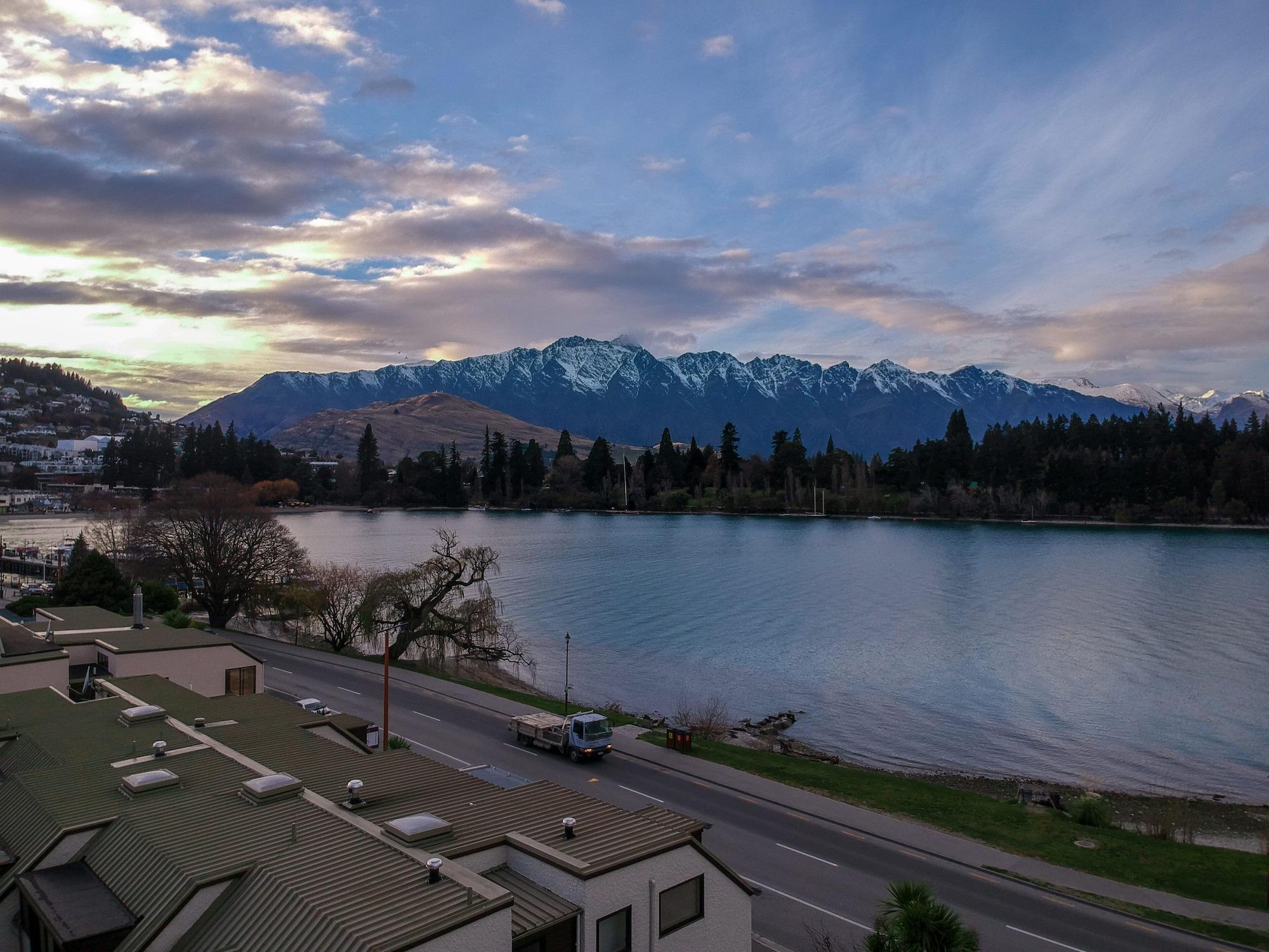 Varios Lakefront Apartments