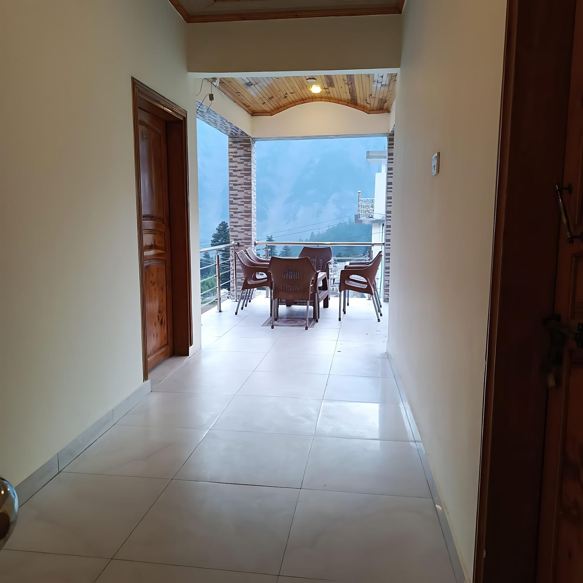 Varios Moon Lodges Naran