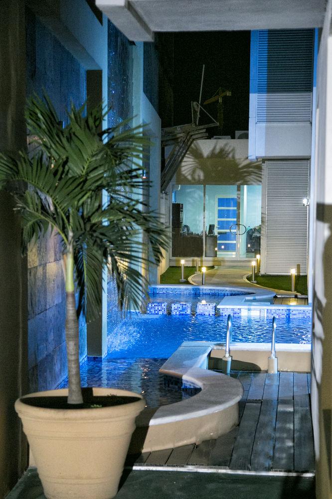 Vista da piscina Hotel Oliba