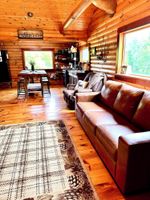 Alquiler Vacacional - Hillside Cabin :: Secluded Log Cabin on 15 Acres, Pond & trails. Near Woodbury
