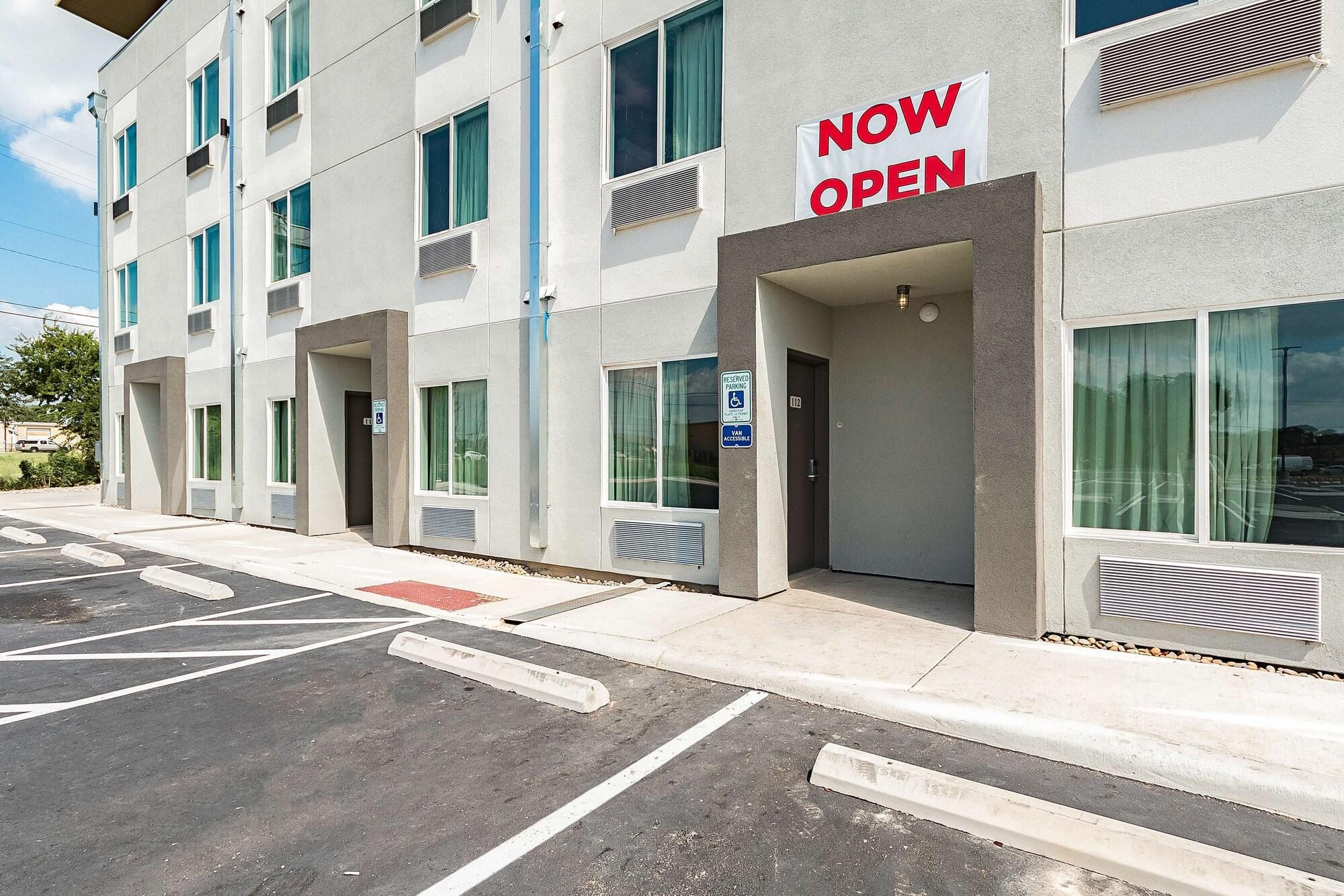 Vista Exterior Studio 6 New Braunfels, TX