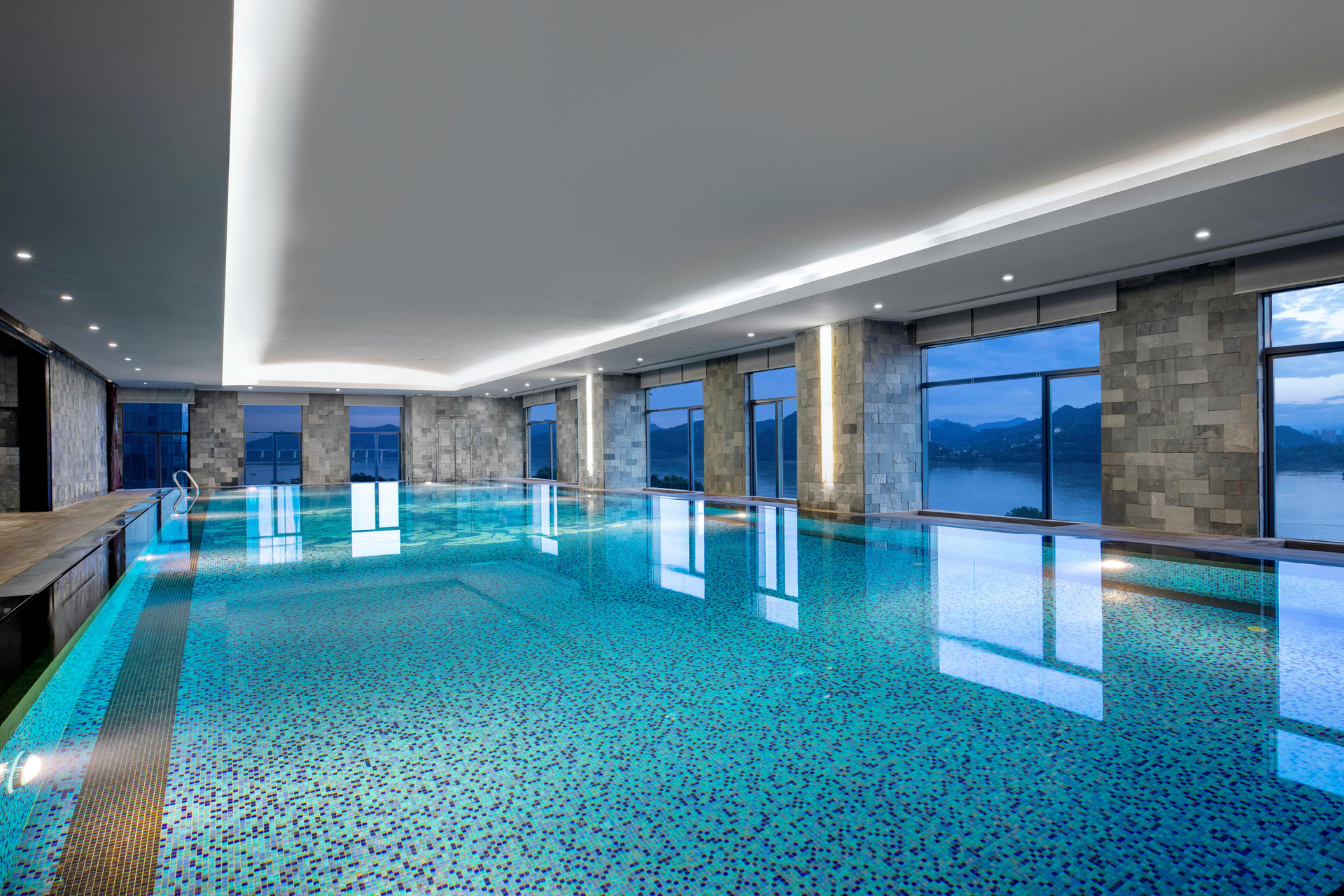 Vista Piscina Crowne Plaza Yichang by IHG