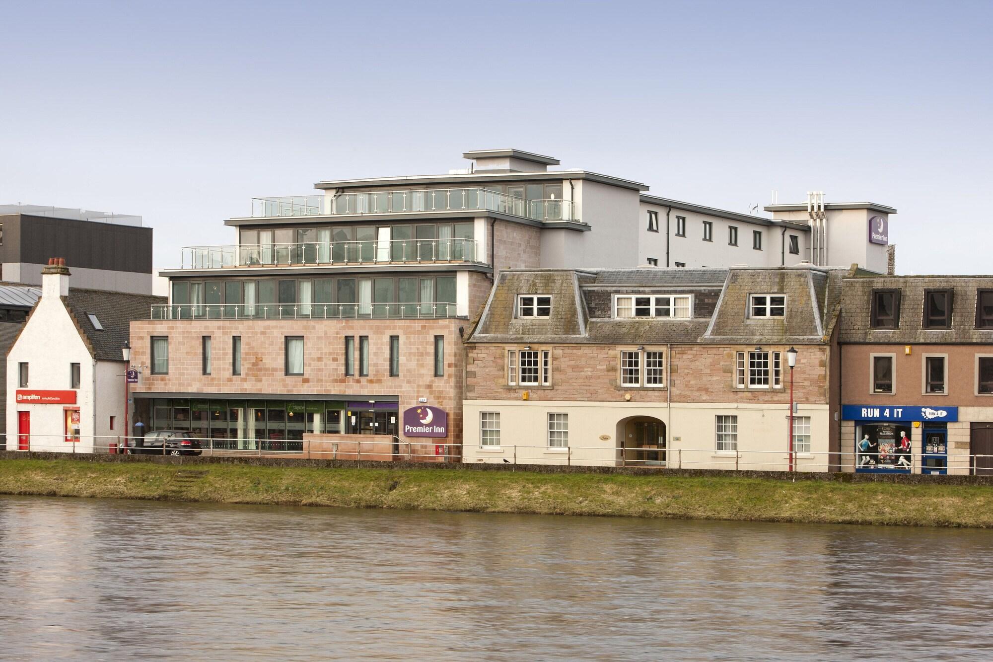 Vista Exterior Premier Inn Inverness Centre - River Ness