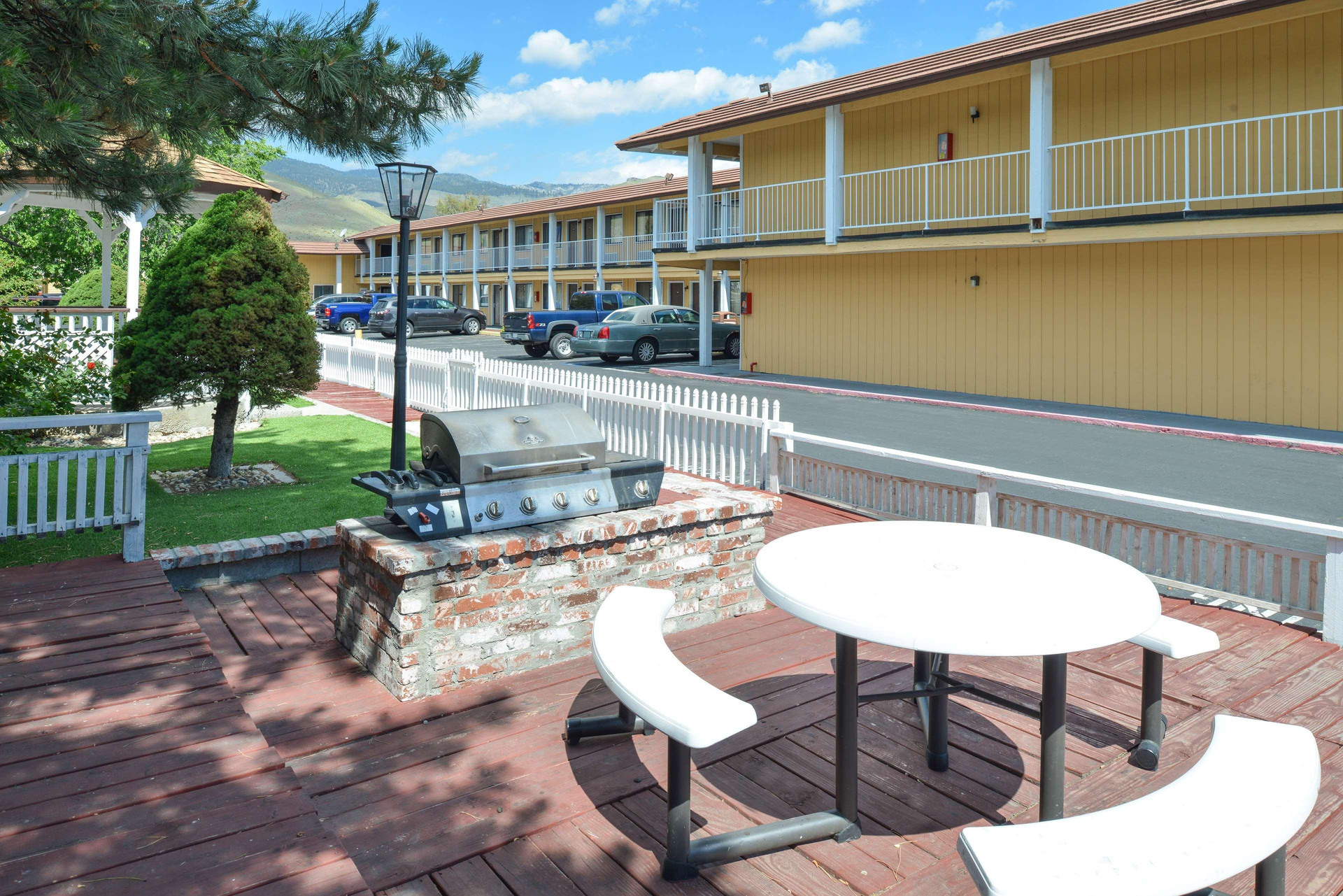 Vista Exterior Americas Best Value Inn- Carson City