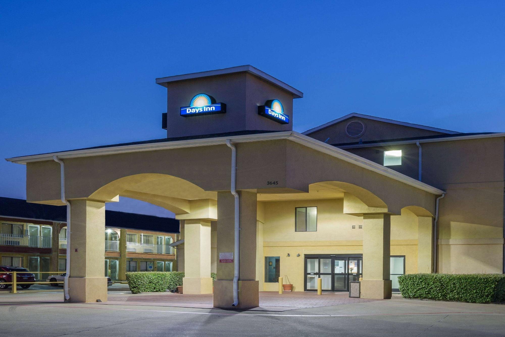 Vista Exterior Days Inn by Wyndham Dallas Garland West