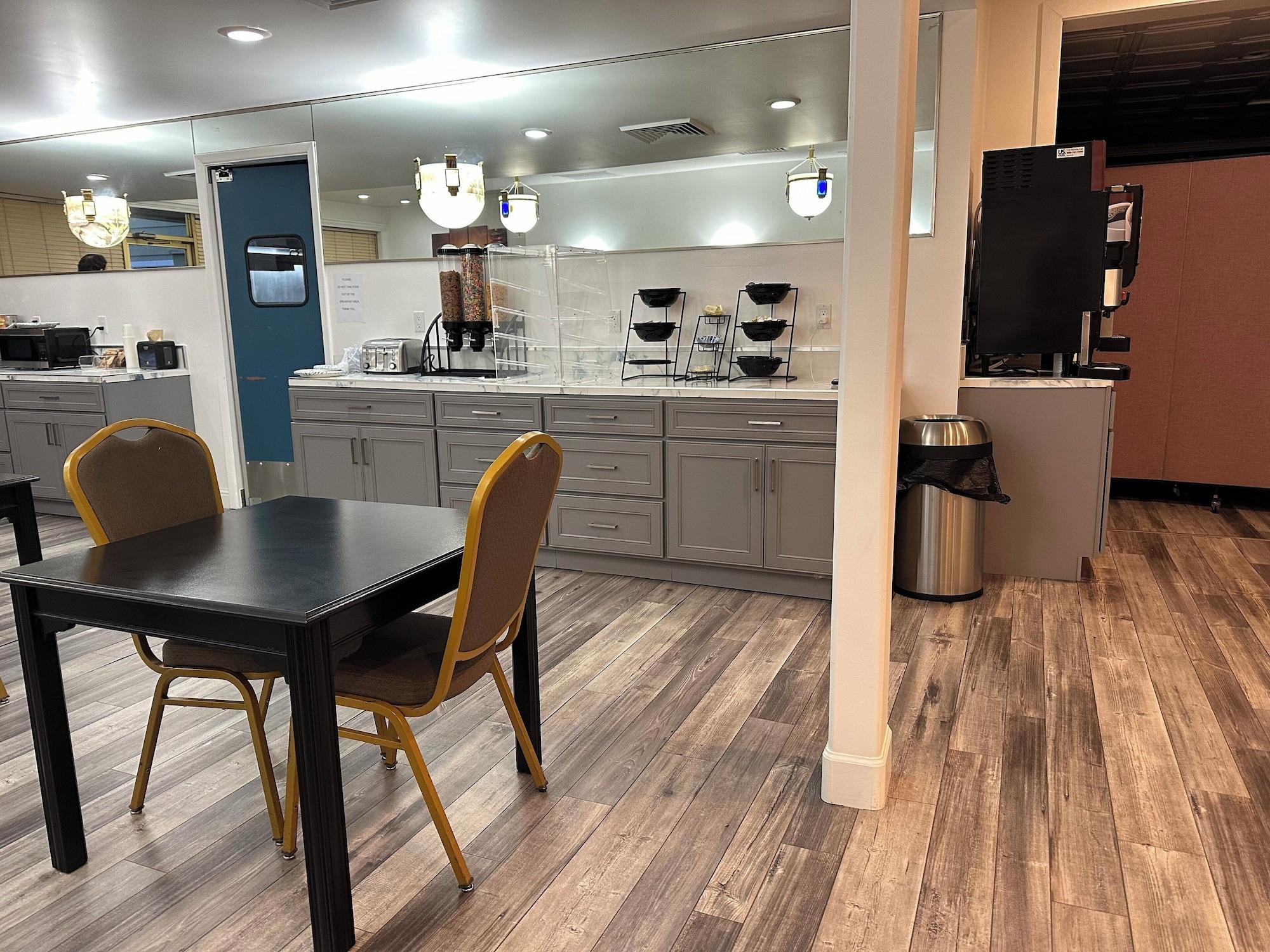 Restaurant HomeTowne Studios by Red Roof Yuba City Bonanza – Marysville
