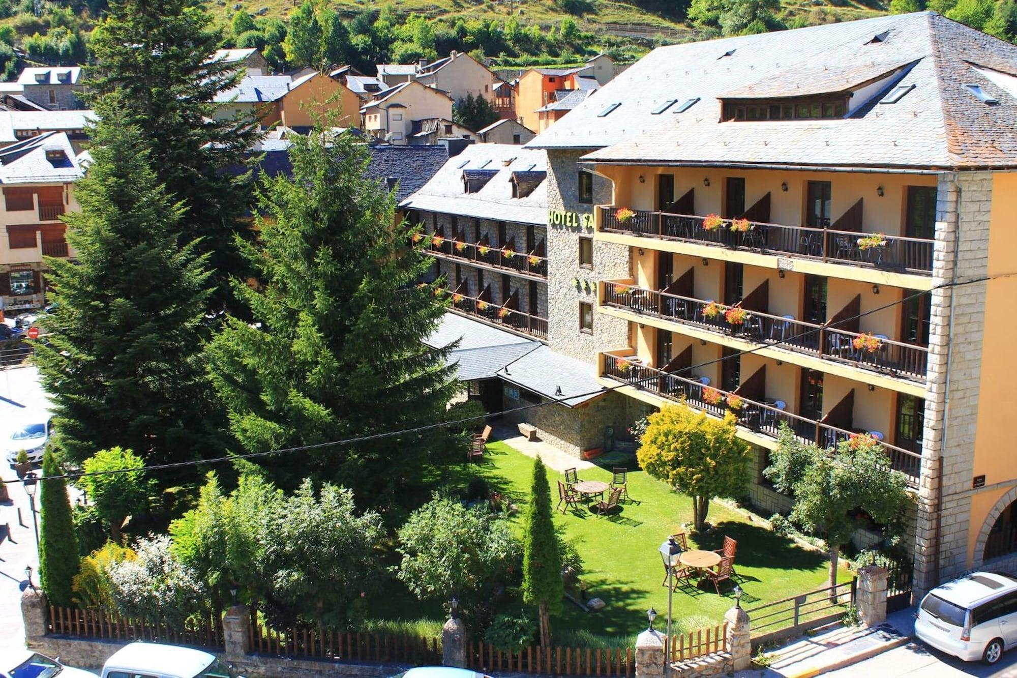 Vista Exterior Hotel Saurat