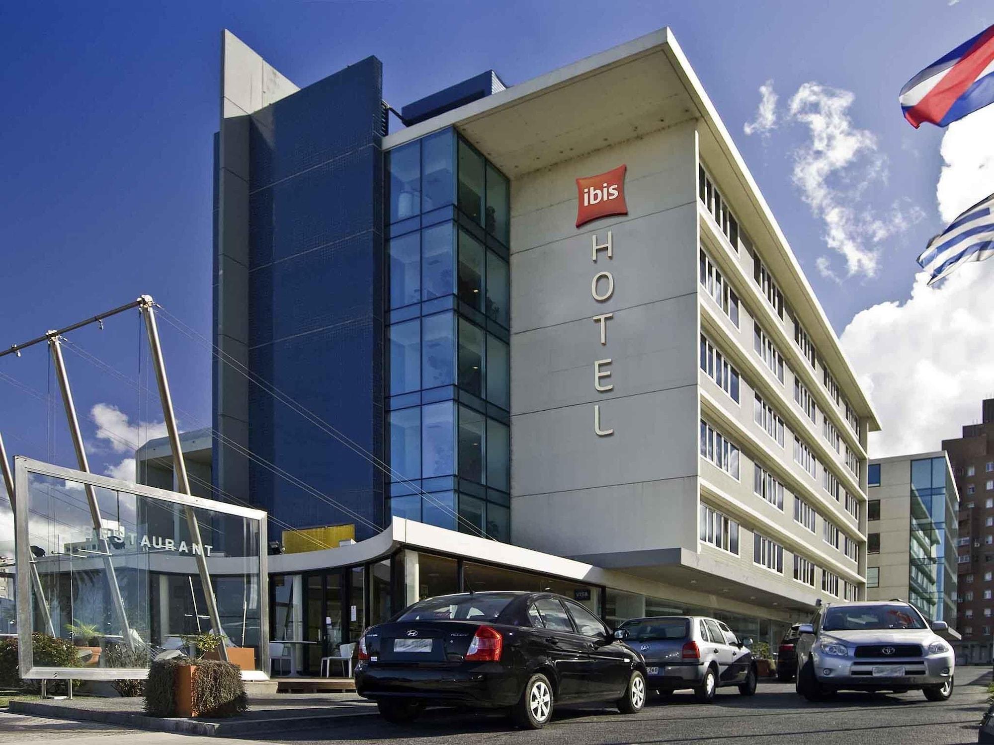 Vista Exterior Hotel ibis Montevideo Rambla